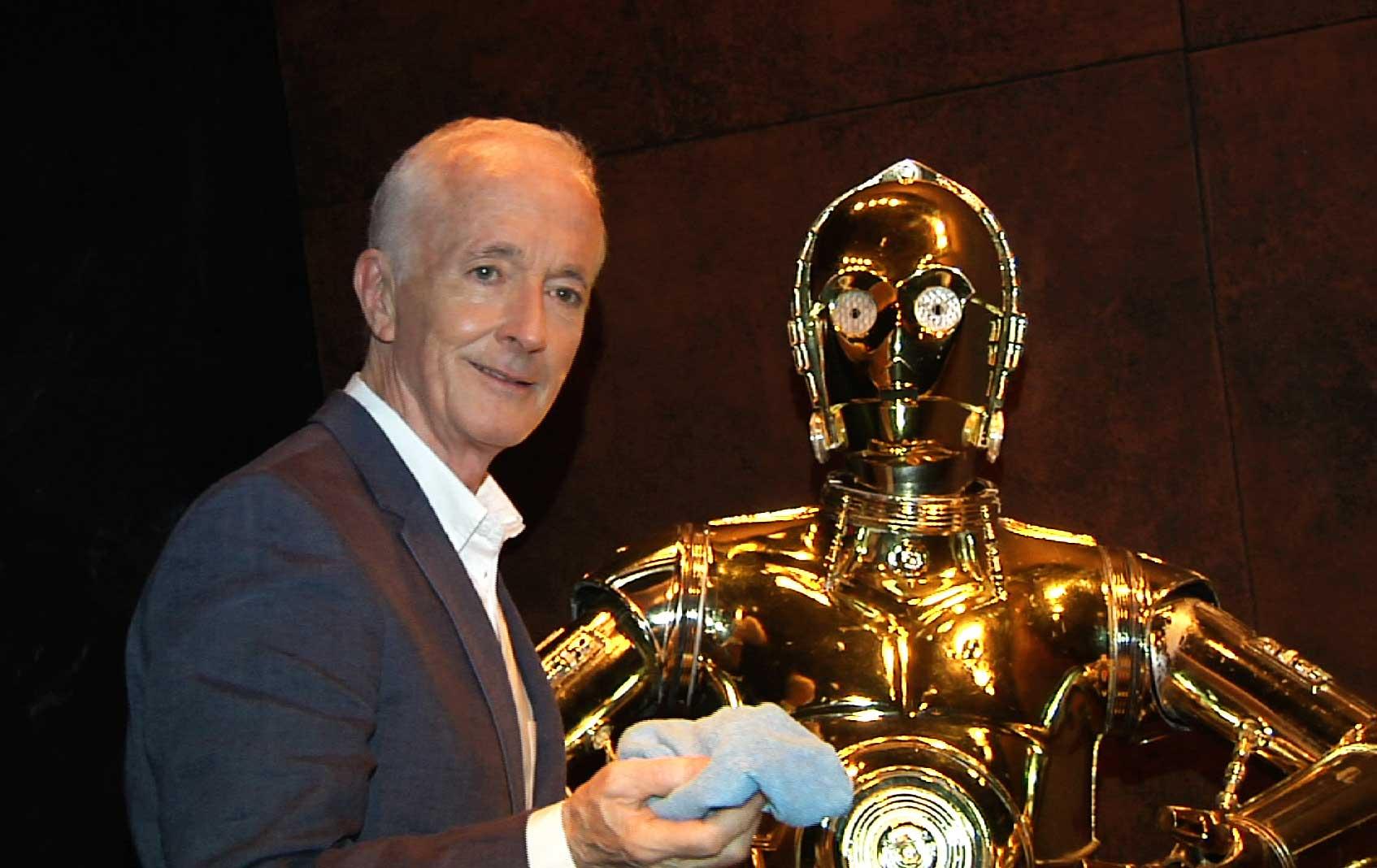 Anthony Daniels med sin rollfigur i ”Star wars”, guldroboten C-3PO.