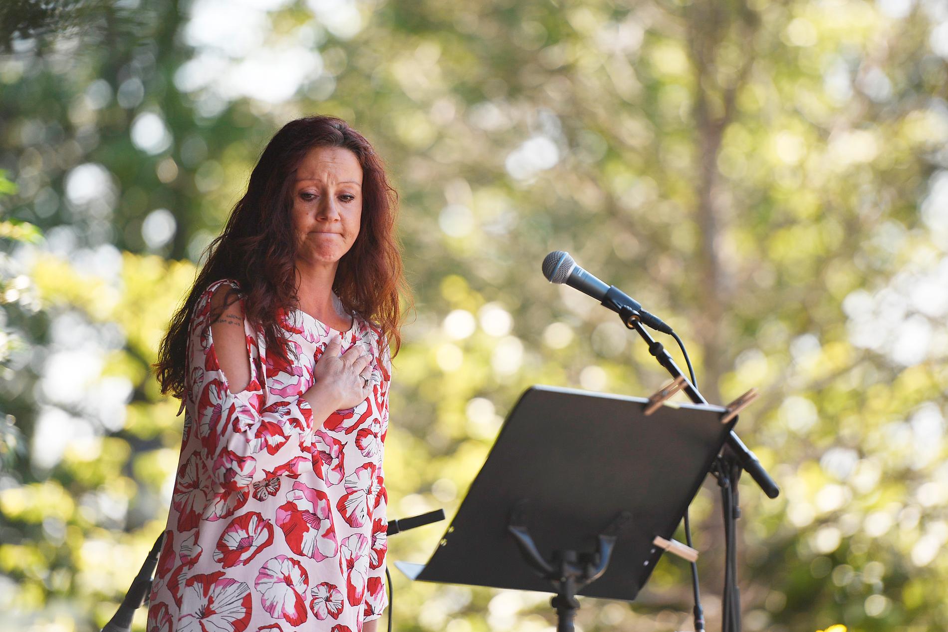  Initiativtagaren Jenny Eriksson talar under söndagens minnesceremoni för offren i flygkraschen.