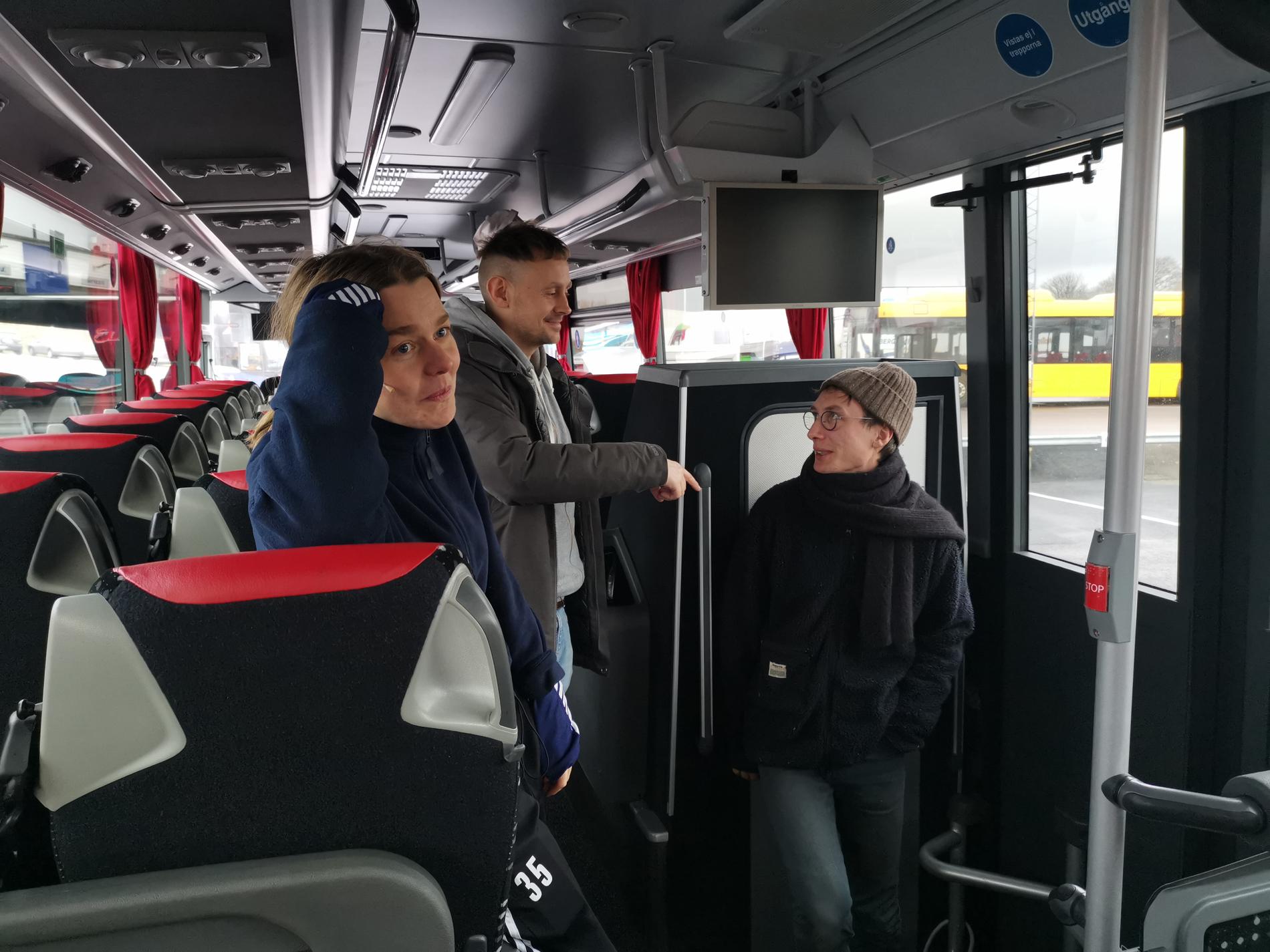 Sanne Ahlqvist Boltes, Oskar Stenström och Jonas Åkesson repeterar på bussen som kommer att utgöra spelplatsen för ”Farligt”.