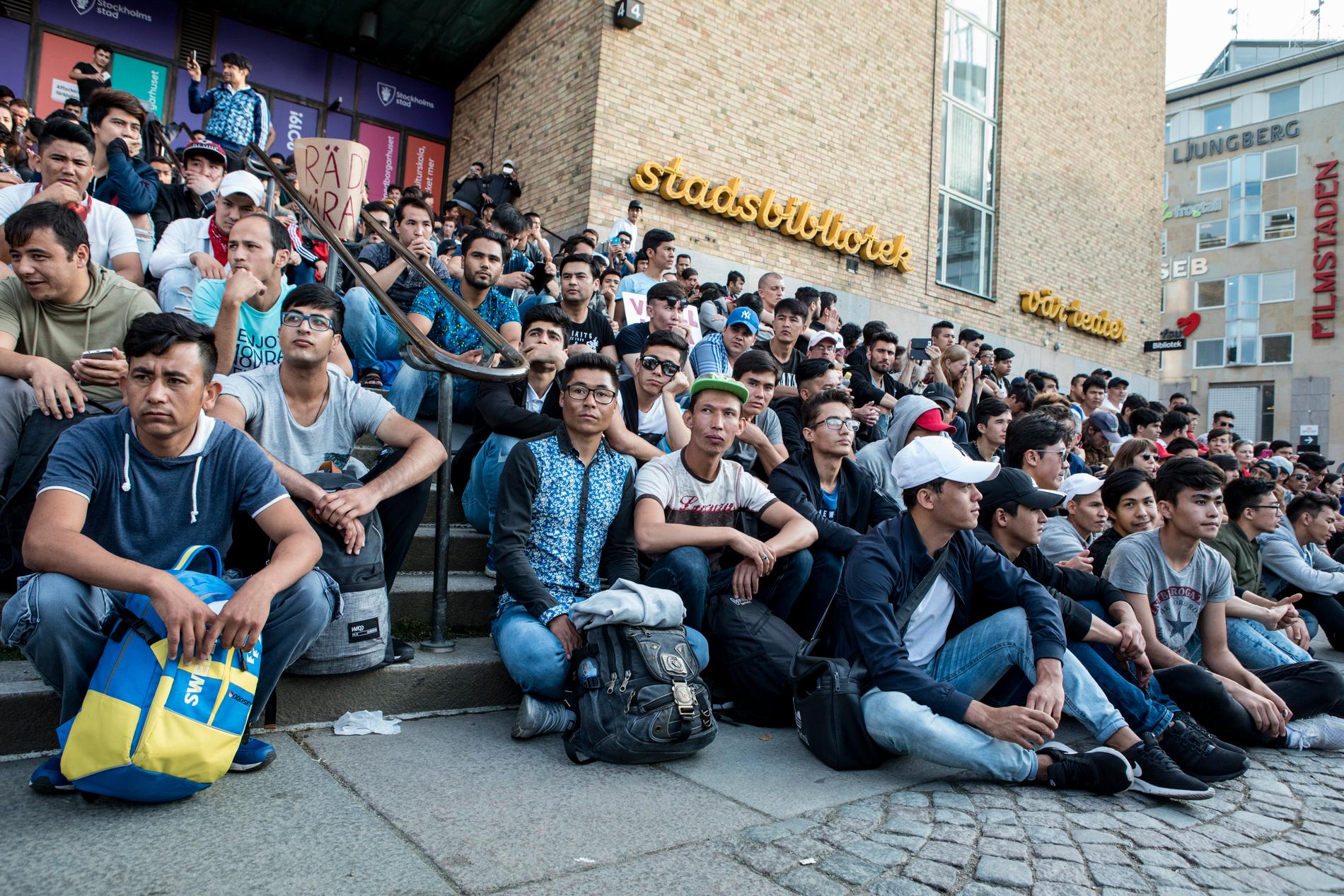 Ensamkommande asylsökande sittstrejkar på Medborgarplatsen.