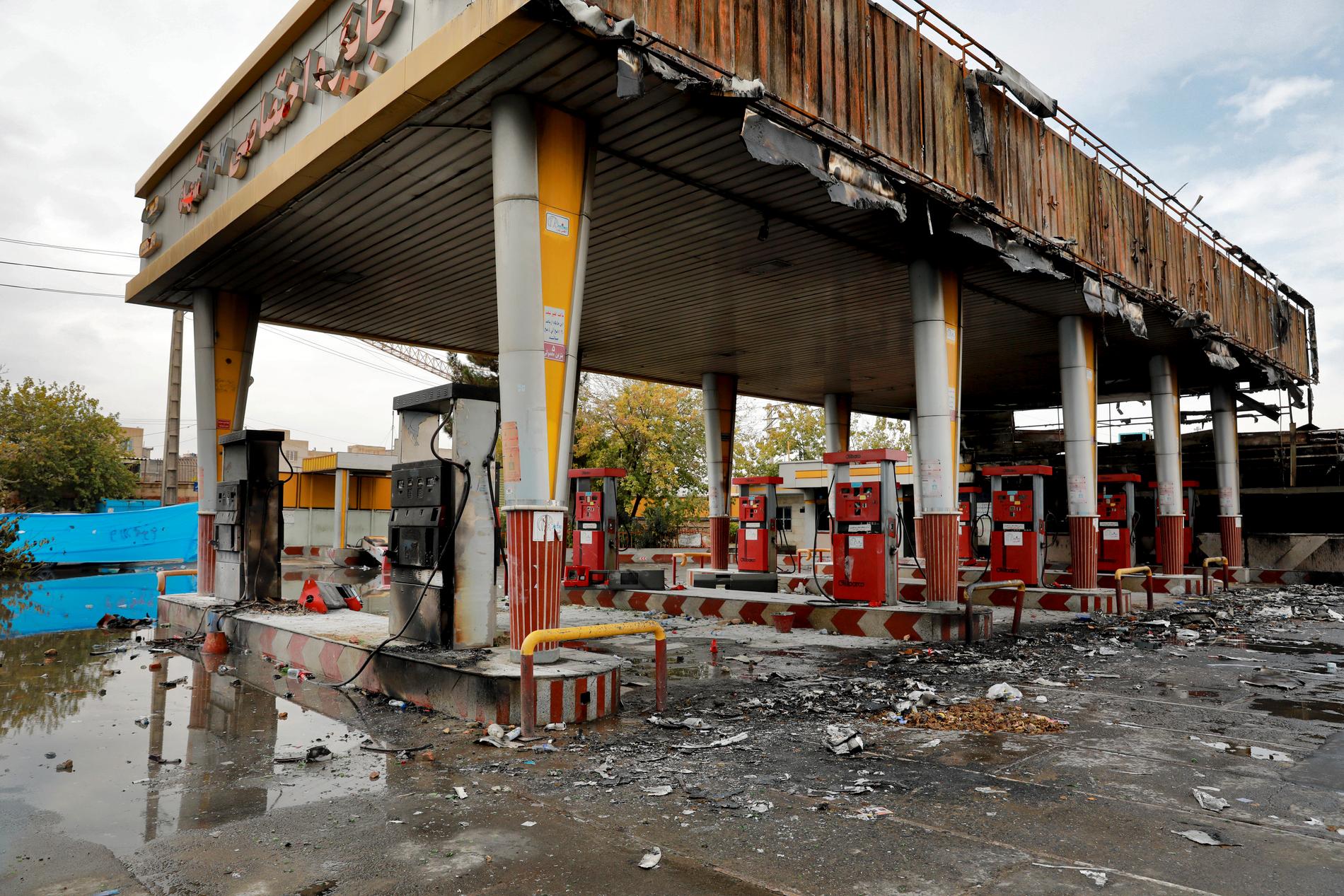 En bensinstation i Teheran vandaliserades i de våldsamma protesterna i Iran i november förra året. Arkivbild