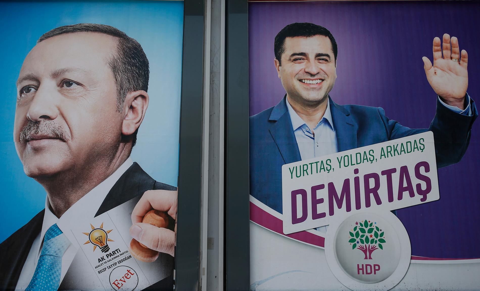 Valaffischer med Turkiets president Recep Tayyip Erdogan, till vänster och en av utmanarna pro-kurdiska HDP, Selahattin Demirtas, på en vägg i Istanbul inför presidentvalet i juni 2018.