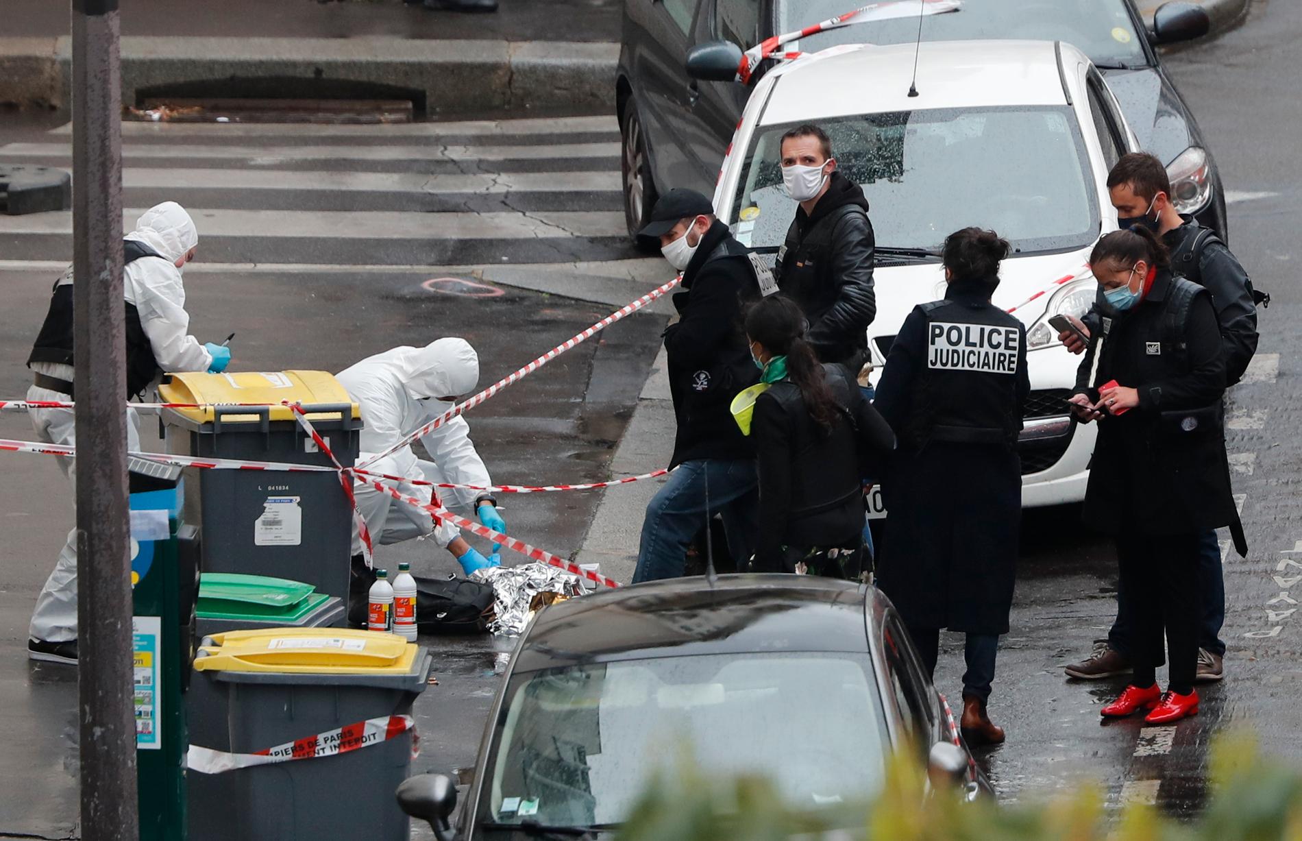 Polis vid brottsplatsen i Paris i fredags.