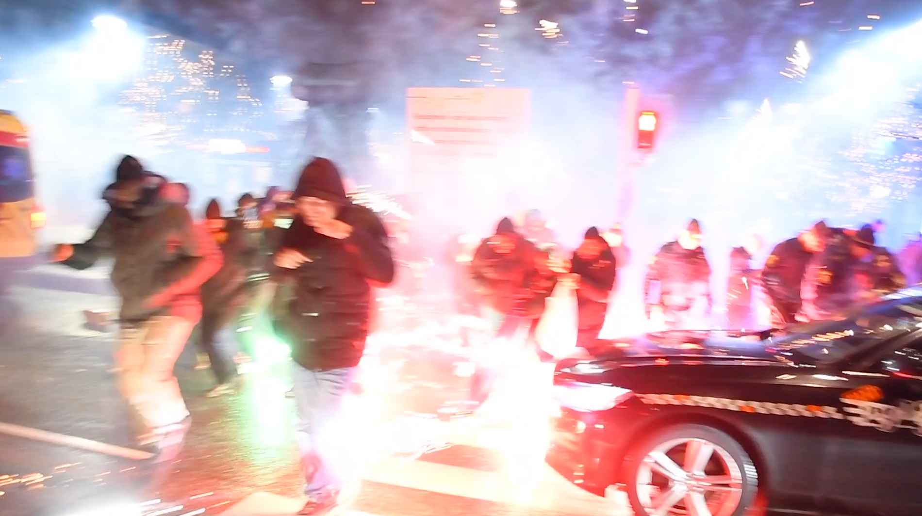 Bilder från Möllevångstorget visar hur människor tvingas springa undan från fyrverkerier. Ingen person kom till skada, enligt polisen. 