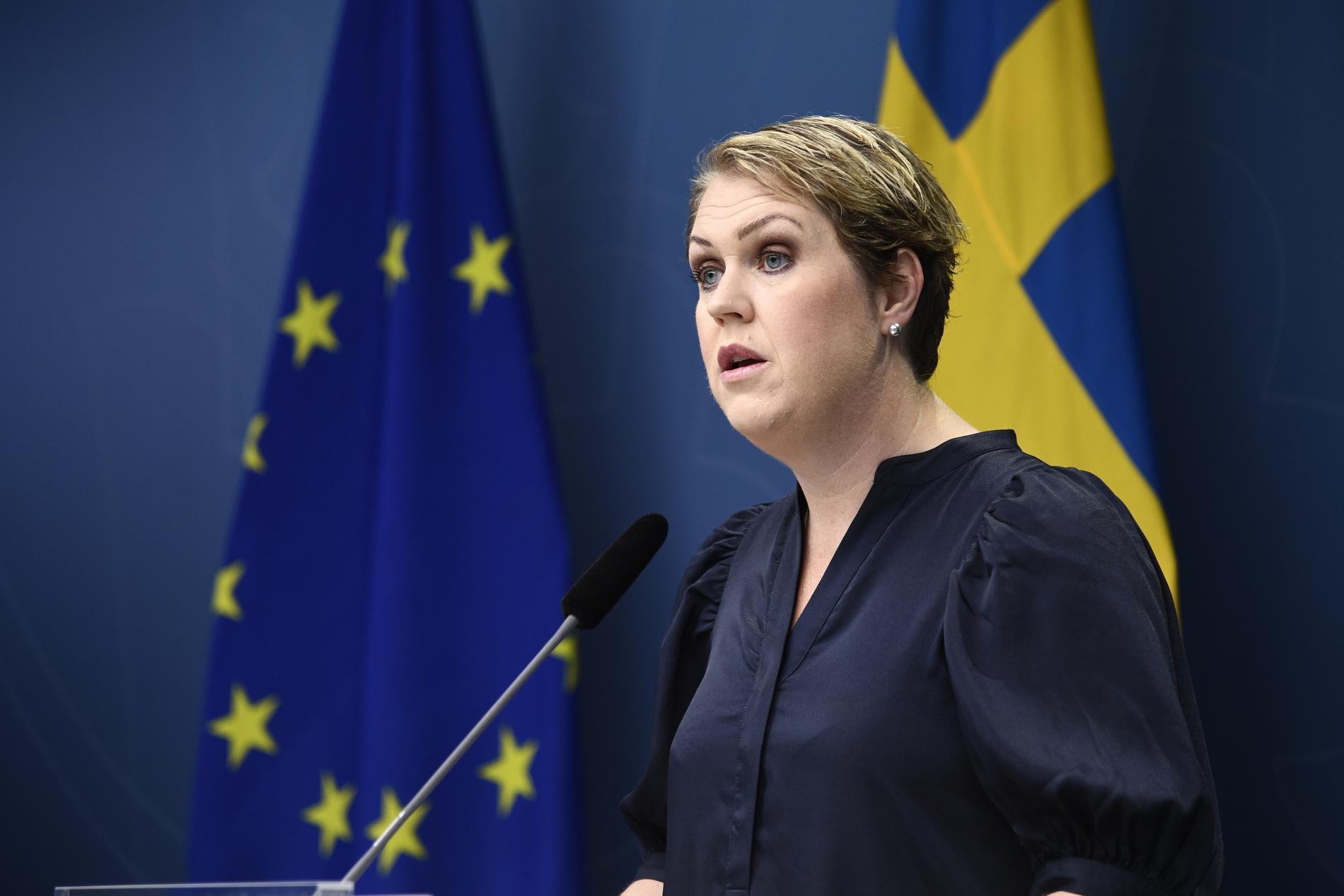 Socialminister Lena Hallengren (S) presenterar lagförslag och regeringsbeslut kopplade till hälso- och sjukvårdens beredskap i kris och krig.