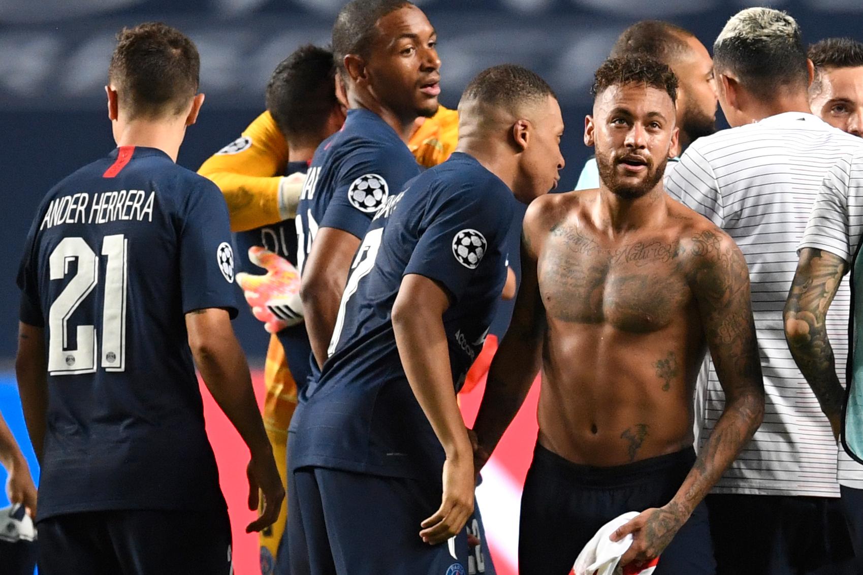 Neymar bytte tröja efter PSG:s seger mot Leipzig. 