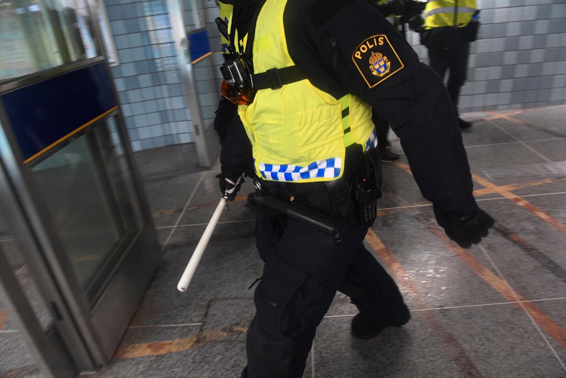 Ordningsvakter behöver polisstöd längs den blå tunnelbanelinjen i Stockholm. Arkivbild.