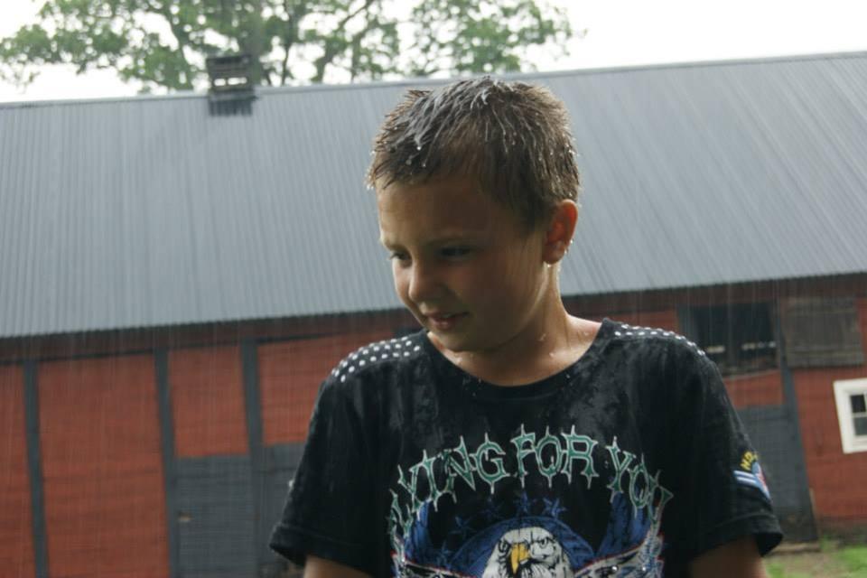 Viggo Westlund, 8, älskar att springa ute i det varma sommarregnet.