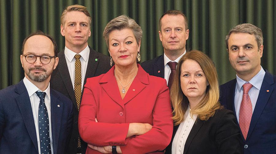 Ministrarna som nu gemensamt ska förhindra ytterligare dödsfall på arbetet är Tomas Eneroth, Per Bolund, Ylva Johansson, Anders Ygeman, Jennie Nilsson och Ibrahim Baylan.