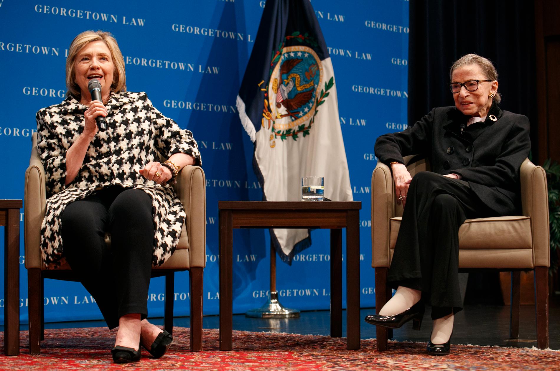 Hillary Clinton tillsammans med Ruth Bader Ginsburg under en föreläsning vid Georgetown University i Washington i fjol.