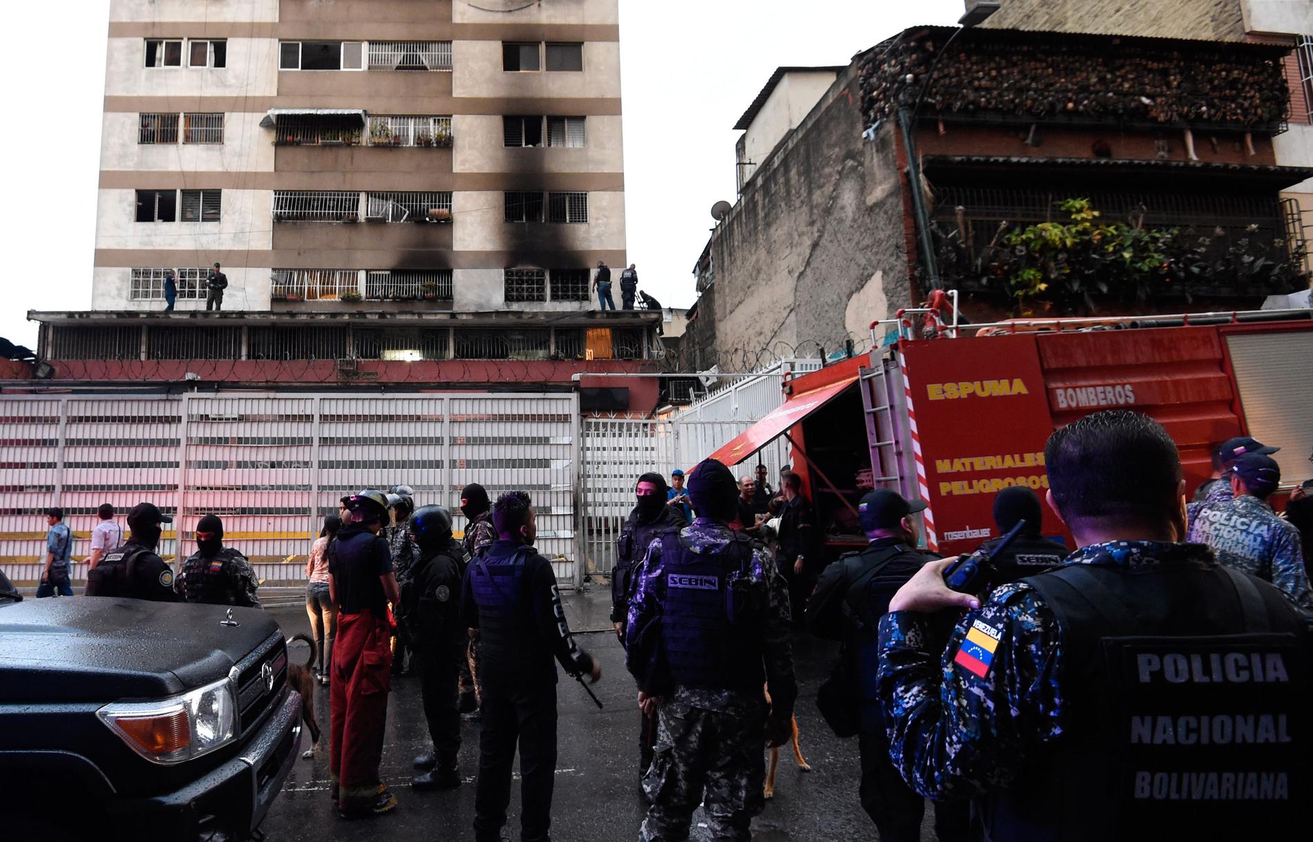 Säkerhetsvakter kontrollerar byggnad efter explosion under president Maduros tal i Caracas.