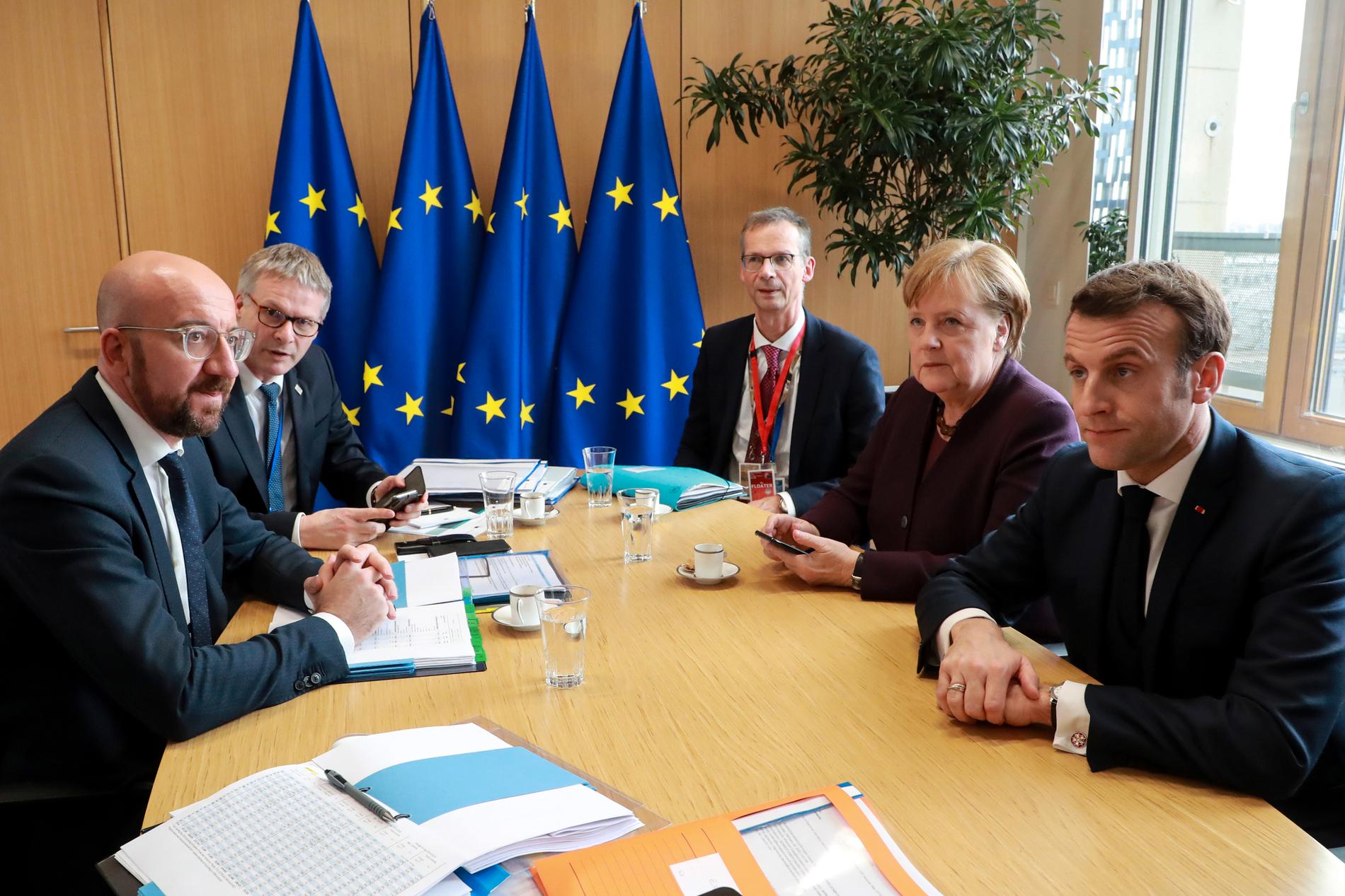 EU:s permanente rådsordförande Charles Michel i samtal med Tysklands förbundskansler Angela Merkel och Frankrikes president Emmanuel Macron inför EU:s budgettoppmöte i Bryssel.
