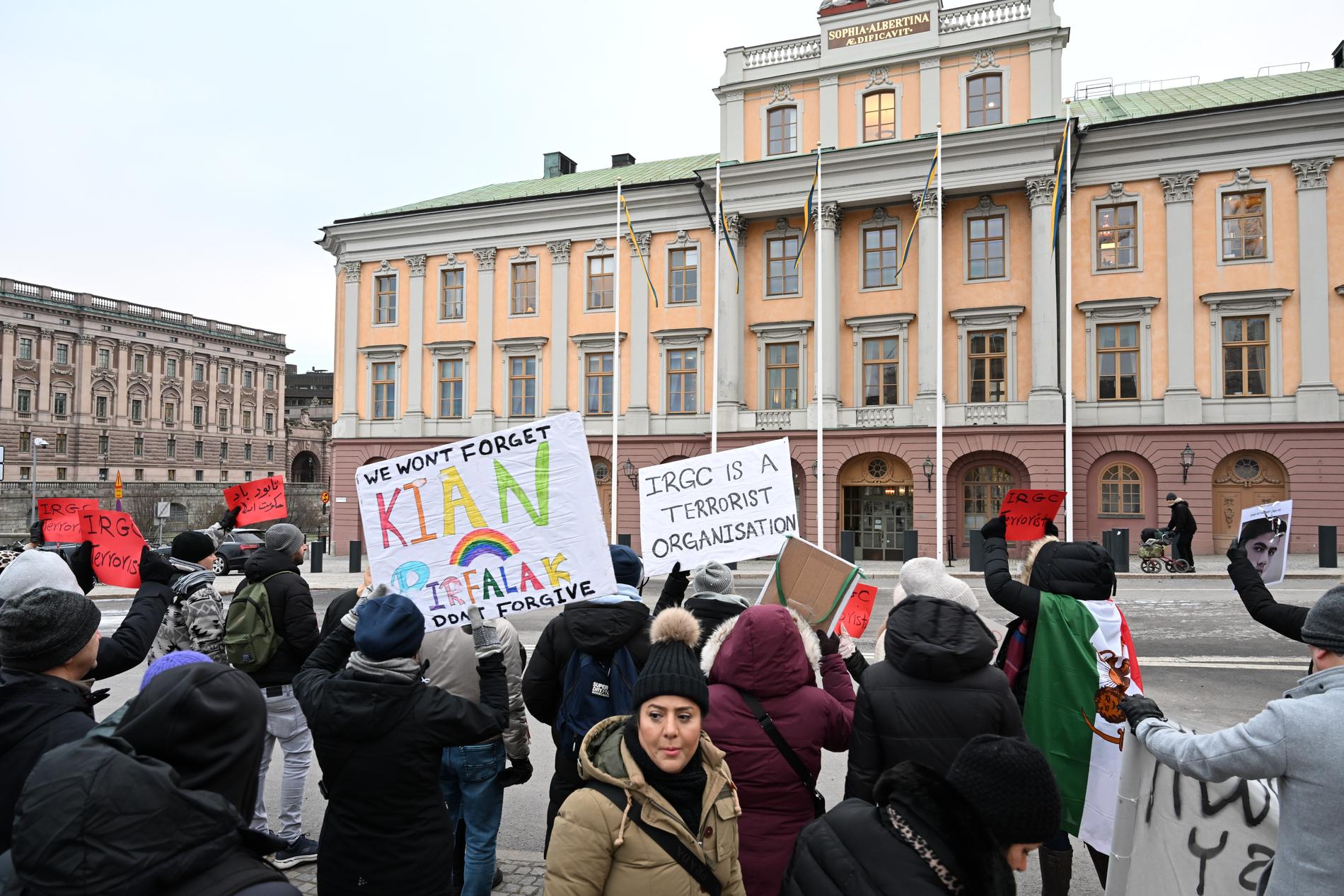 Demonstration utanför utrikesdepartementet i Stockholm i januari med krav om hårdare tag mot det iranska Revolutionsgardet. Arkivbild.