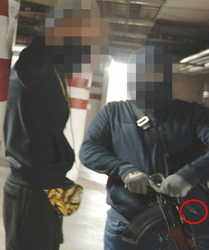 När männen filmar en musikvideo tappas flera patroner på garagegolvet. 