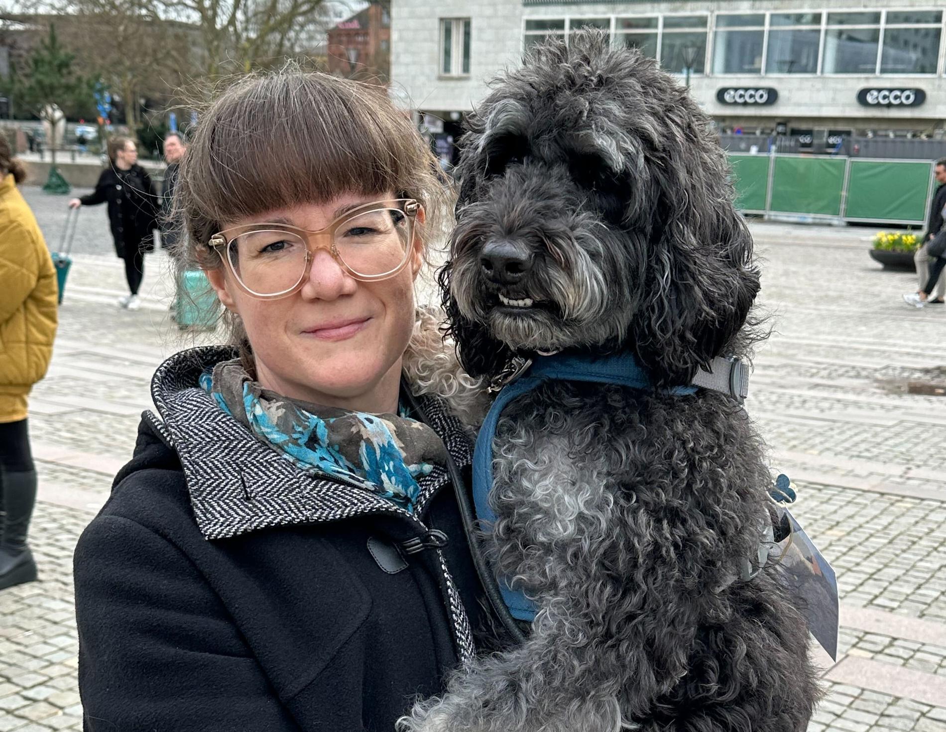 Familjehemsmamma Therése Åkerberg och hunden Harry, som är utbildad skol- och terapihund, på manifestationen. 
