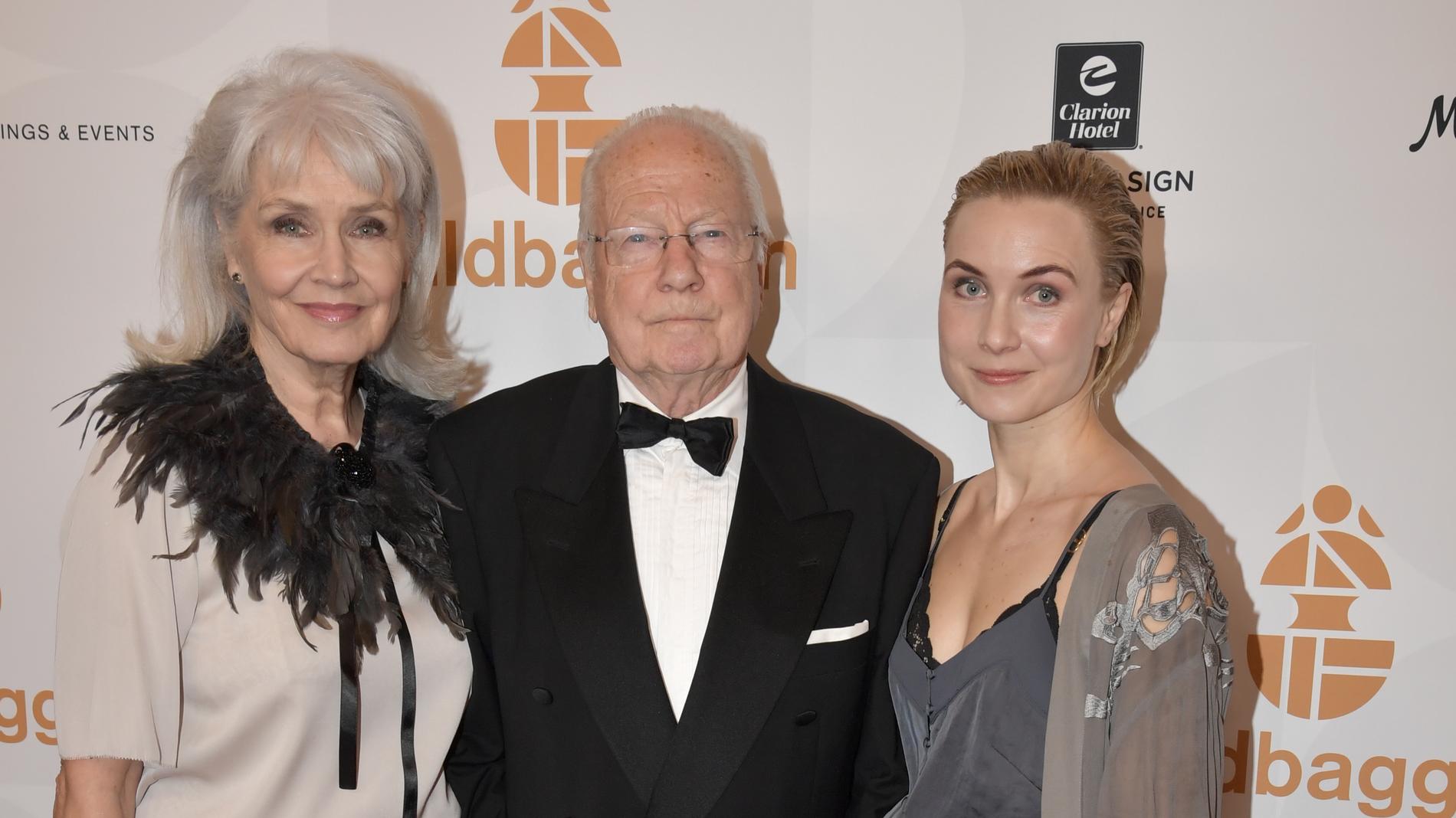 Agnes Hirdwall (längst till höger) tillsammans med sina föräldrar Ingvar och Marika Hirdwall på  Guldbaggegalan 2019. 