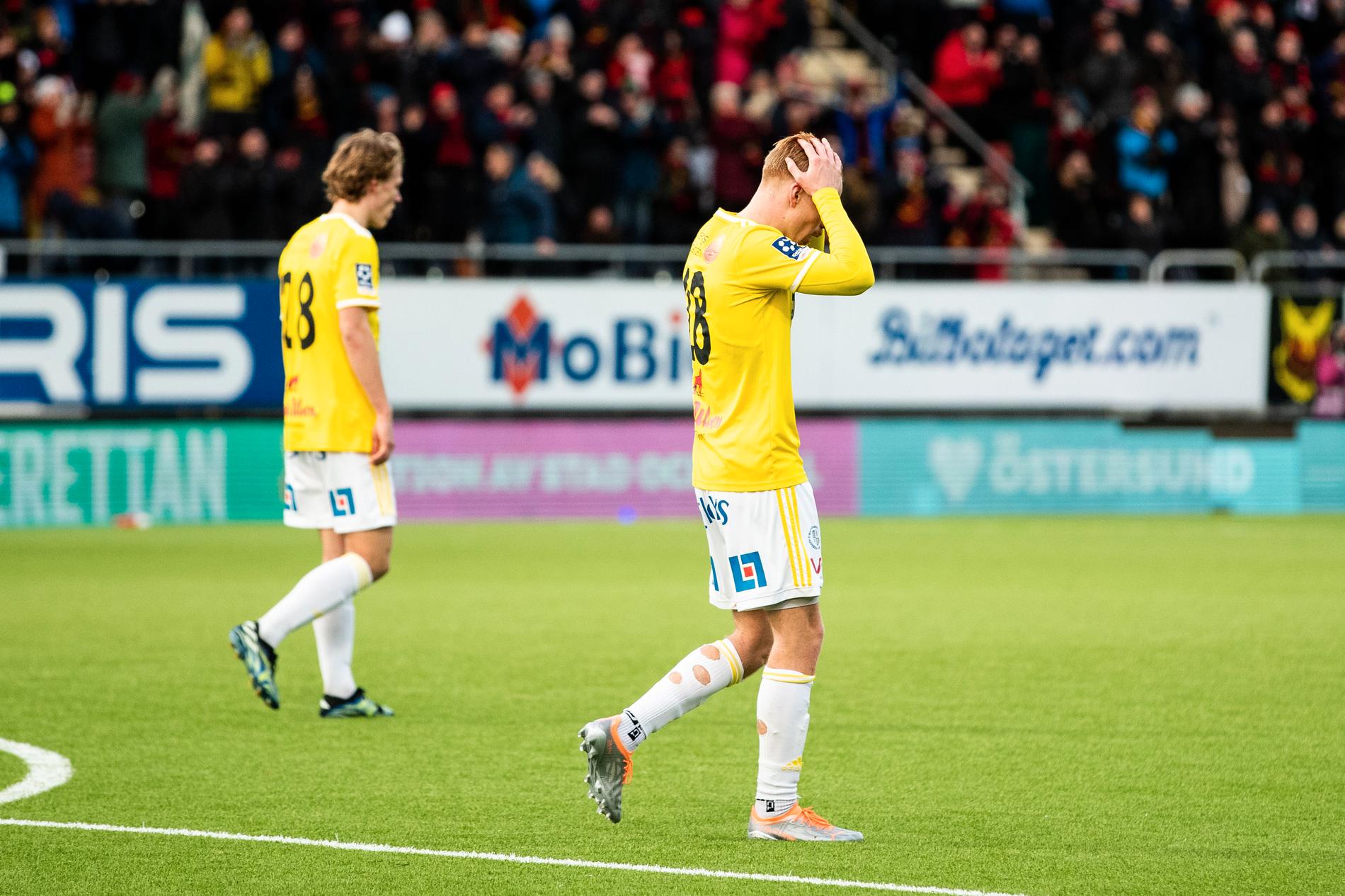 Falkenberg-spelare deppar efter Östersunds 2–0 mål. 