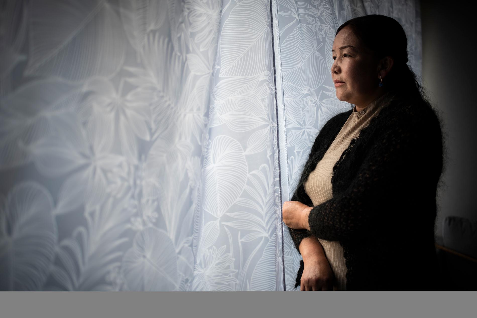 Sayragul Sauytbay berättar från sitt nya hem i södra Sverige om vad hon var med om när hon tvingades arbeta i ett av de läger Xinjiangprovinsen som Kina kallar utbildningscenter men som människorättsorganisationer benämner omskolningsläger.