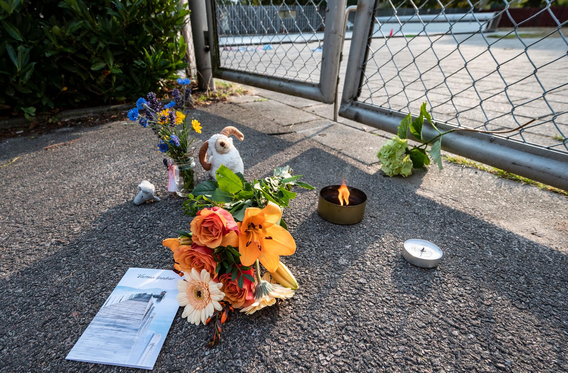 Blommor, ljus och nallar utanför simbassängen i Skanör-Falsterbo på tisdagskvällen efter att en pojke omkommit i en drunkningsolycka.
