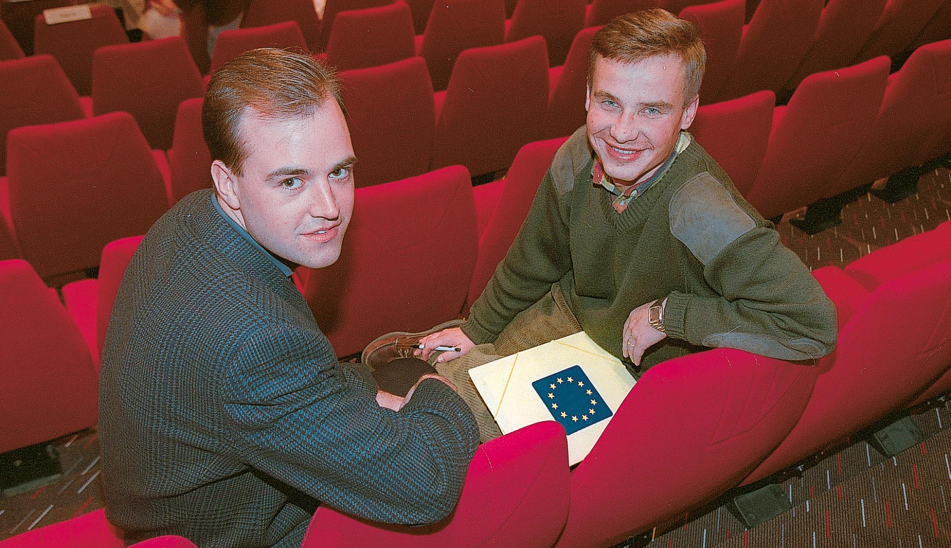 Kristersson och Reinfeldt kämpar om ordförandeposten i MUF, även kallat ”Slaget i Lyckselse”, 1992.
