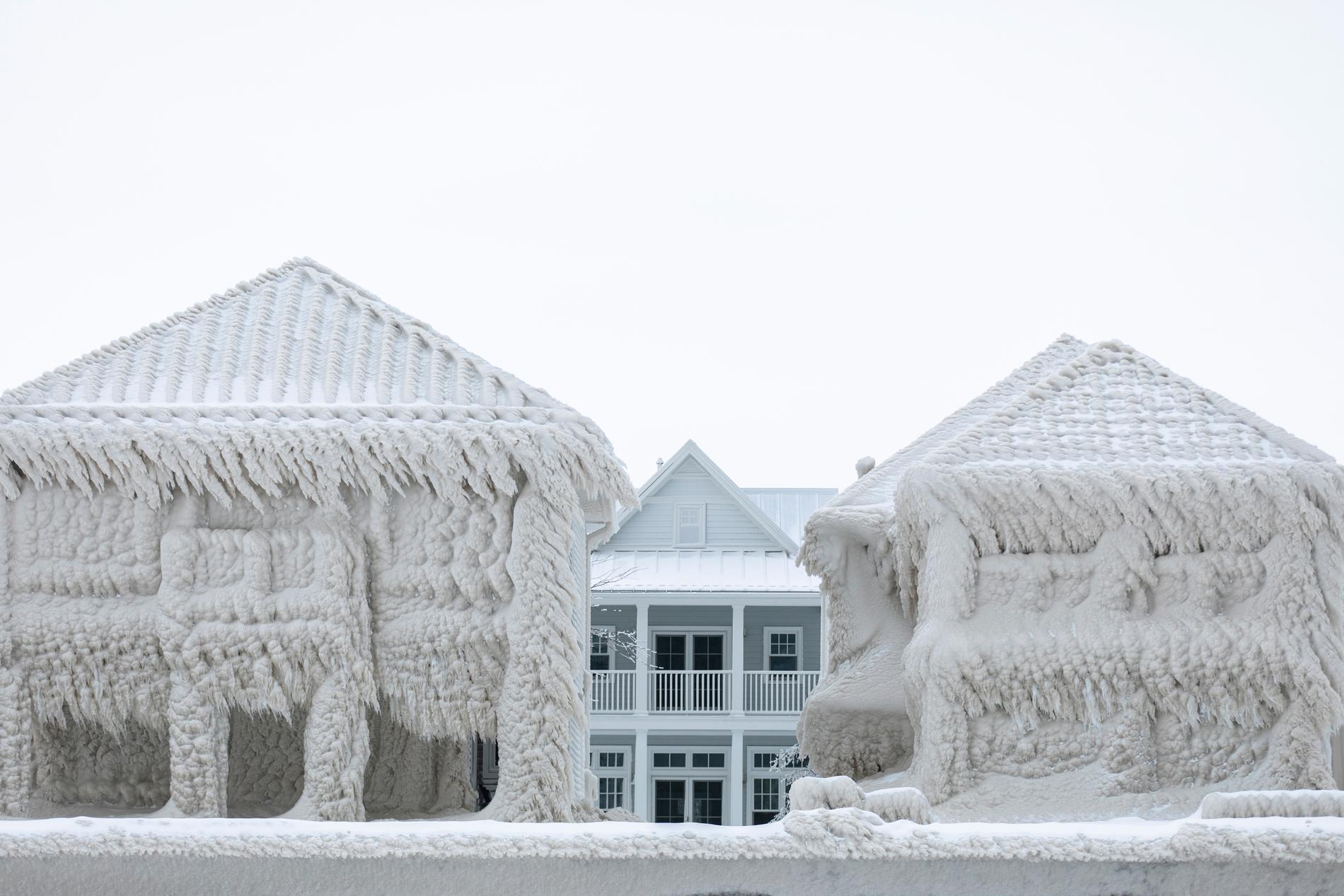 Ett av de istäckta husen vid Lake Erie, det här nära Fort Erie.