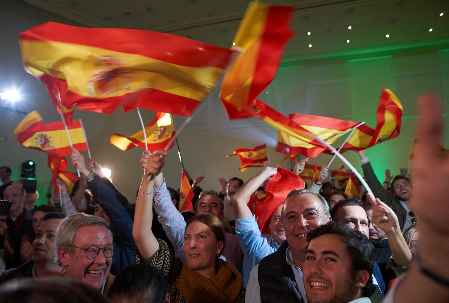 Anhängare till högerextrema Vox i Sevilla firar framgångarna för partiet i Andalusiens regionalval i december förra året.