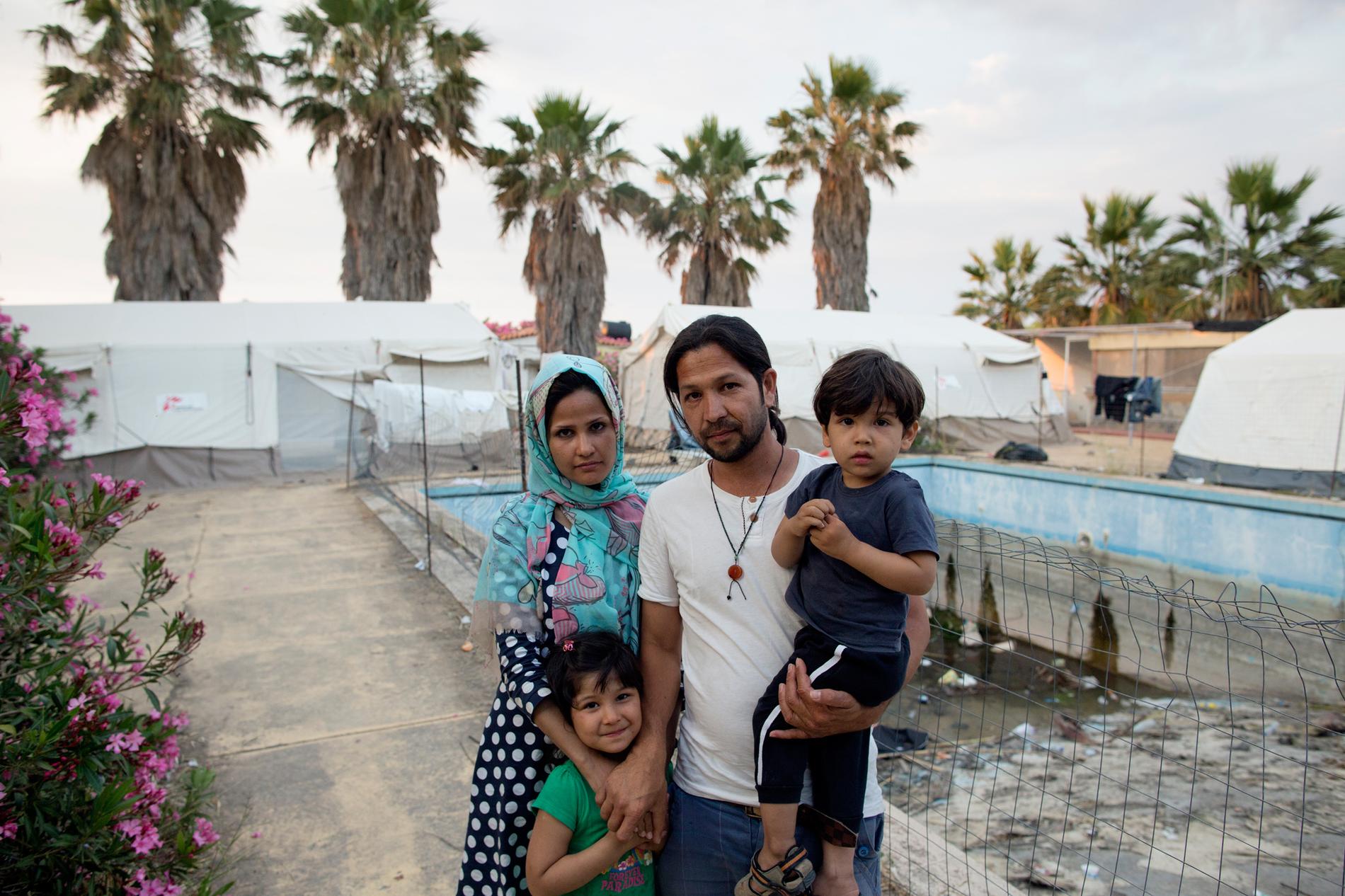 Sedan Nafiseh och Sultan anlände med ­sina två barn Hasti, 4, och Hesam, 2, har de fått sova utomhus på den överbelagda flyktingförläggningen. Foto: Johan Persson