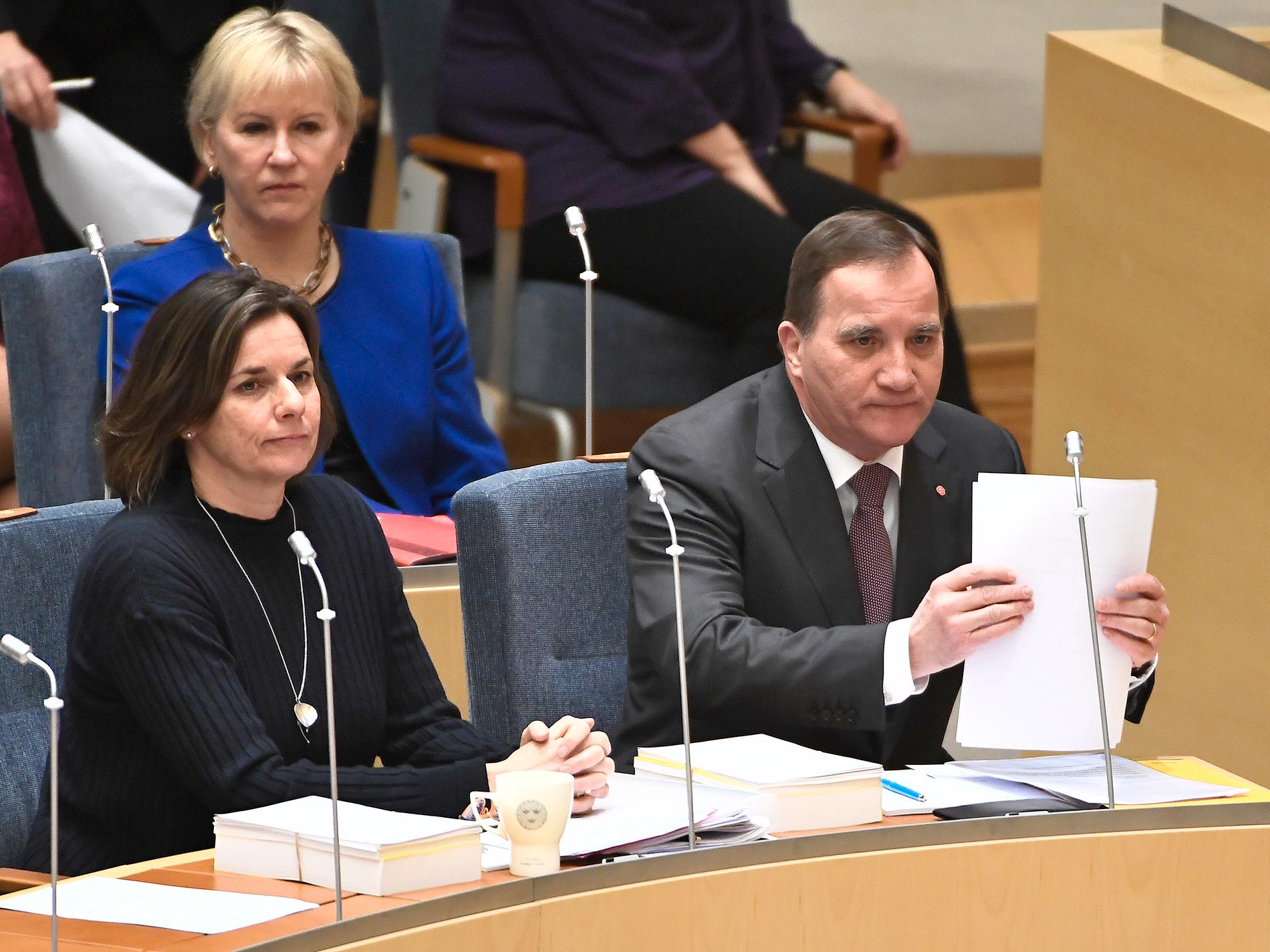 Miljöpartiets språkrör Isabella Lövin (MP) , utrikesminister Margot Wallström (S), och statsminister Stefan Löfven (S) under partiledardebatt i riksdagen i Stockholm.