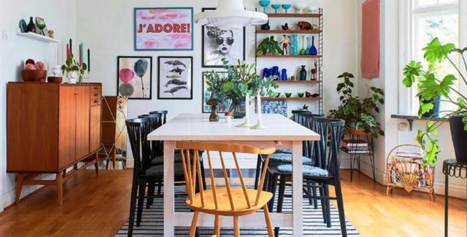 I anslutningen till vardagsrummet ligger matsalen. Bordet Norden från Ikea är ett Blocketfynd som paret har vitlaserat. Svarta stolar från Mio, modell Sixten. På kortsidan står en loppisfyndad karmstol från Nesto.