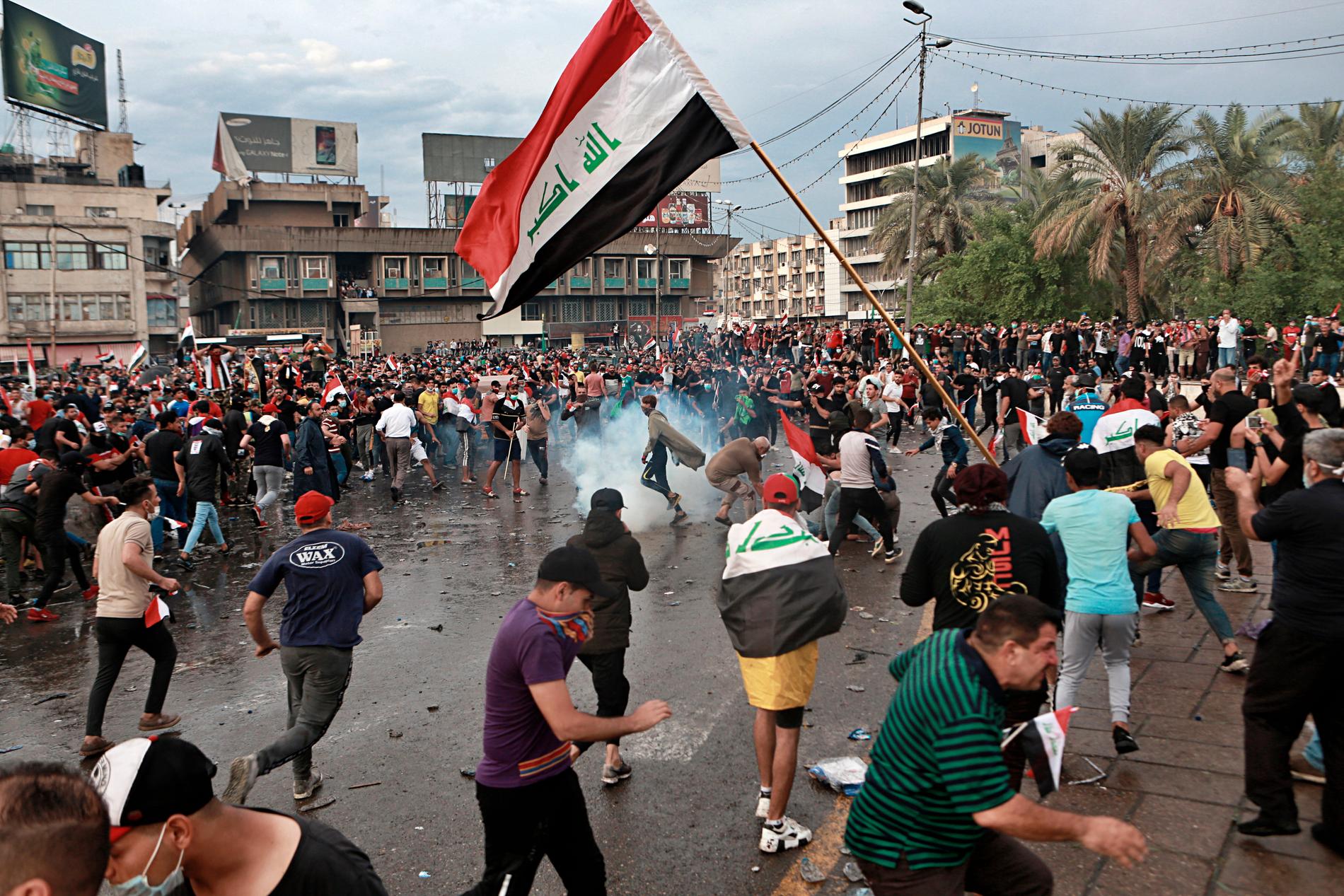 Säkerhetsstyrkor använder tårgas mot demonstranter i centrala Bagdad.