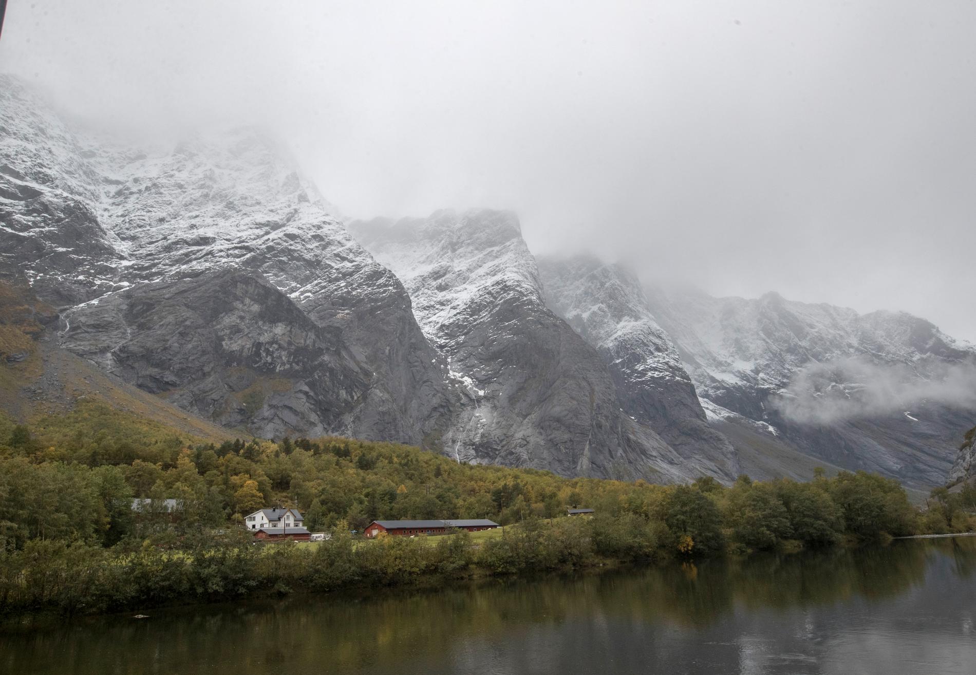 Berget Mannen i Romsdalen, med det särskilt instabila fjällpartiet Veslemannen.