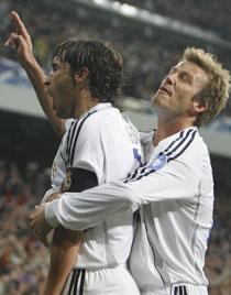 Kom i min famn David Beckham kramar om målskytten Raul.
