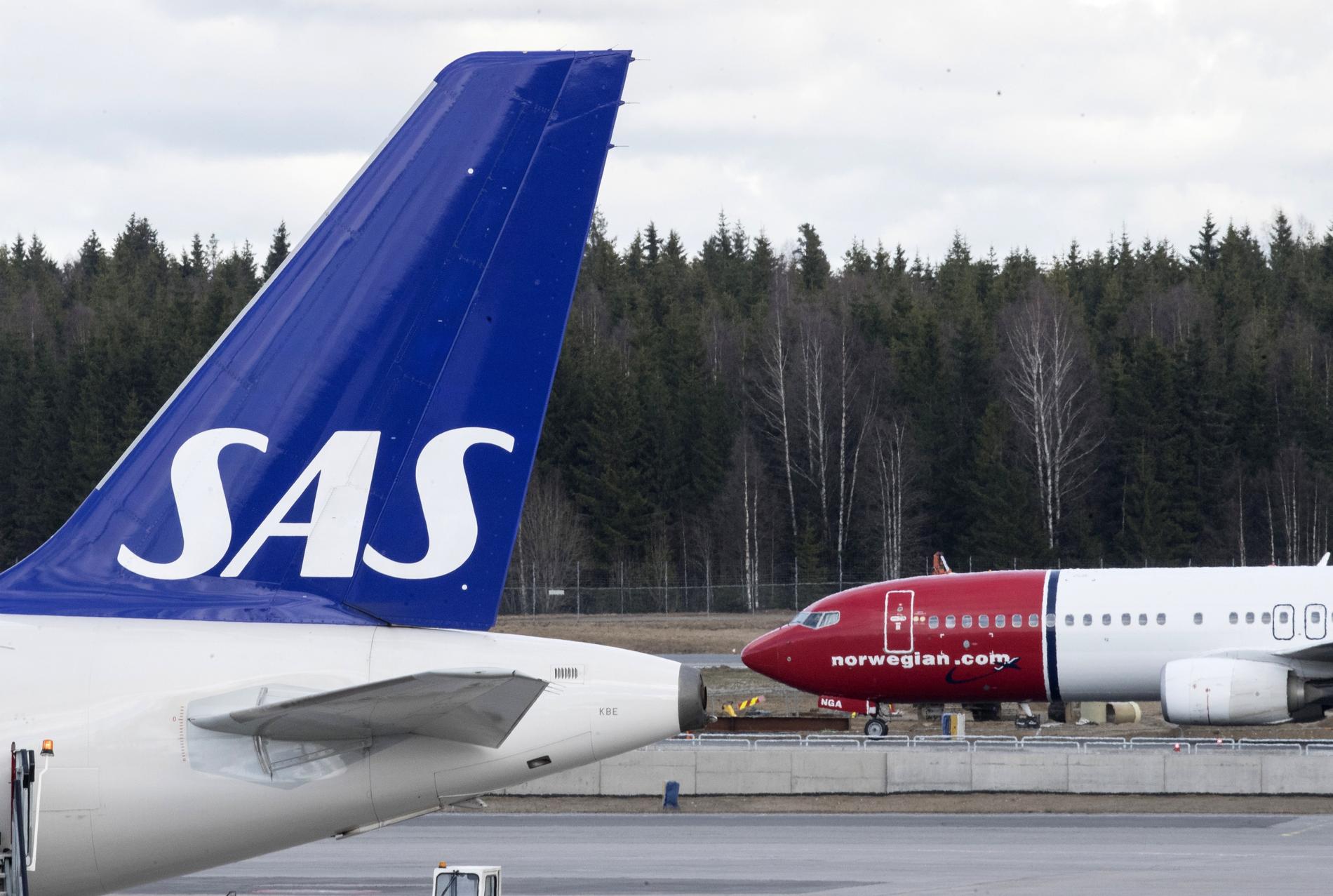 SAS och Norwegian är hårt pressade av coronaviruset, som fått bolagen att ställa in tusentals flygningar.
