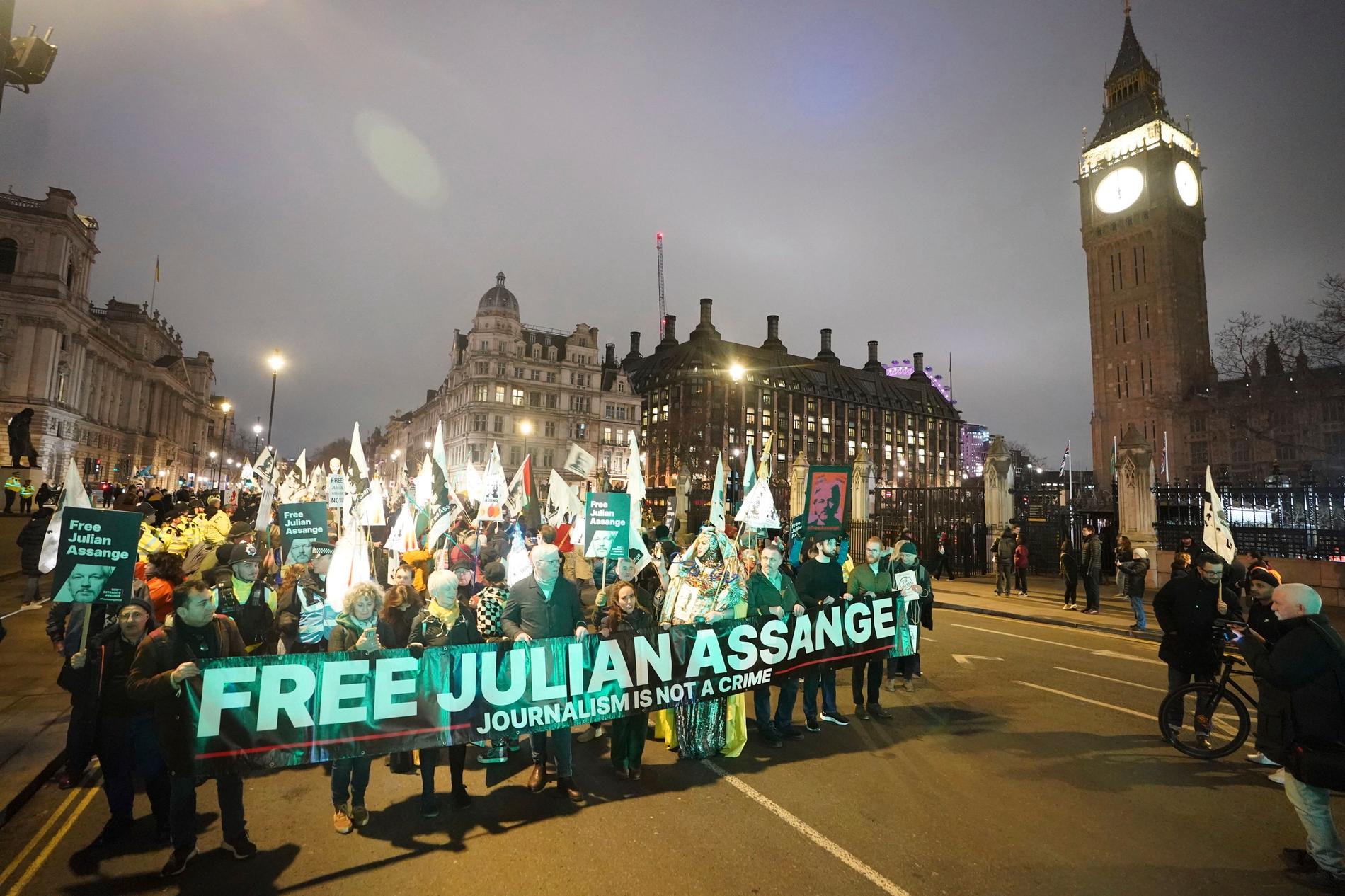 Hundratals aktivister som kräver att Wikileaksgrundaren Julian Assange friges deltog i en karnevalsliknande protestmarsch i London på lördagskvällen.