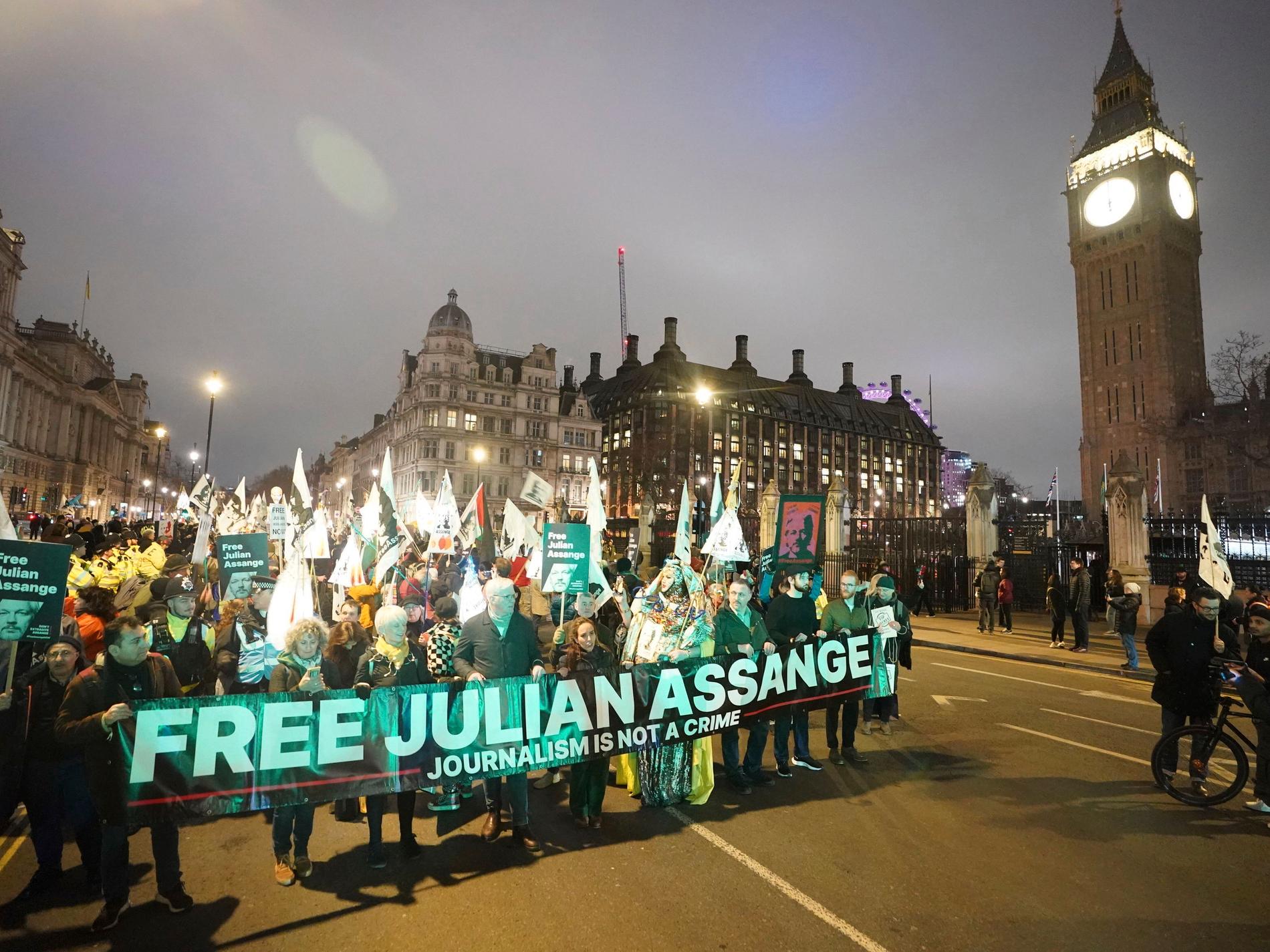 Karnevalsprotest till stöd för Assange i London