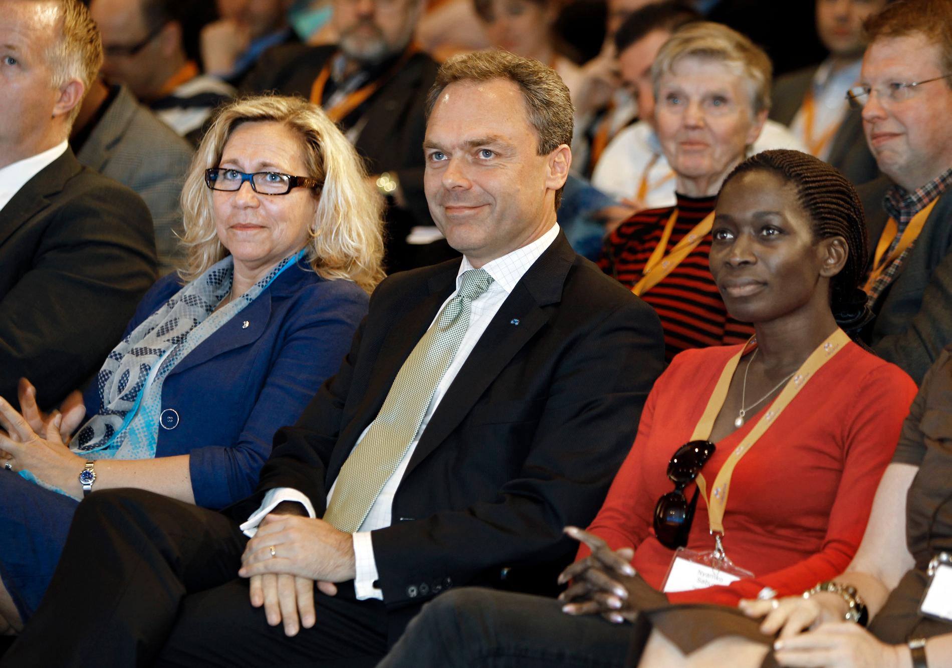 Helene Odeljung (t.v.) bredvid tidigare partiledaren Jan Björklund och nuvarande partiledaren Nyamko Sabuni 2010.