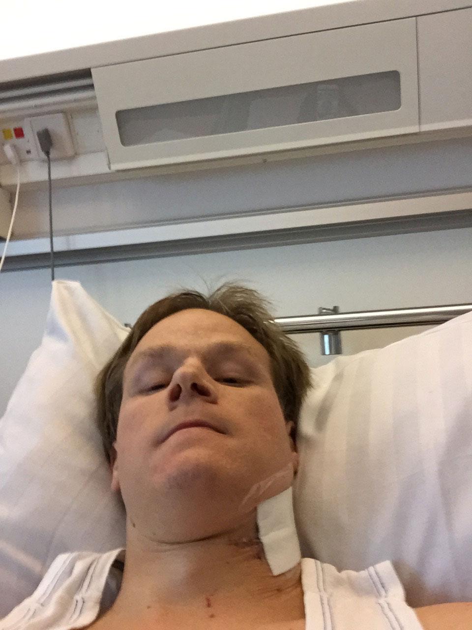 William Eriksson i sjukhussängen efter olyckan i höstas.