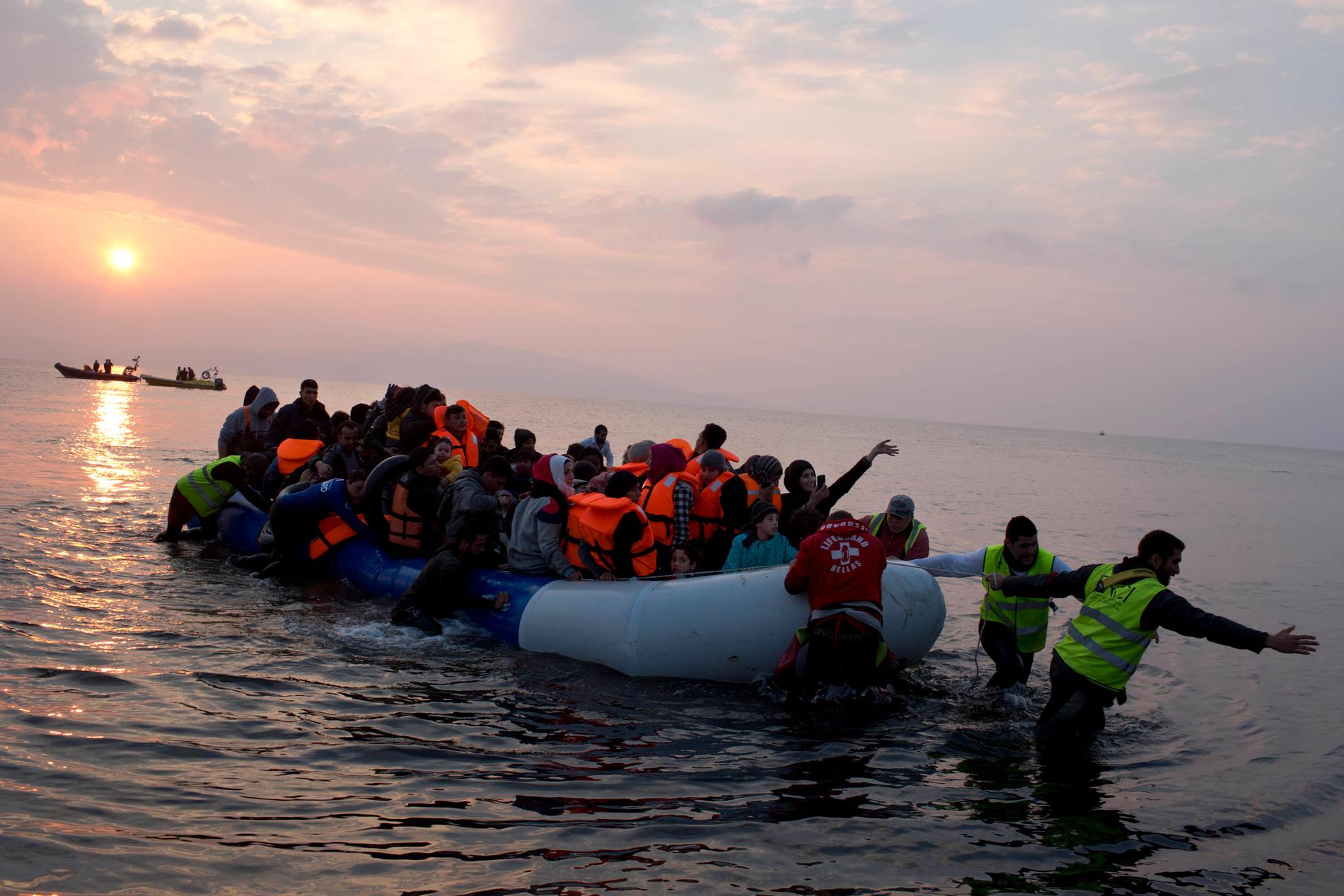Migranter som tagit sig till den grekiska ön Lesbos från Turkiet. Arkivbild.