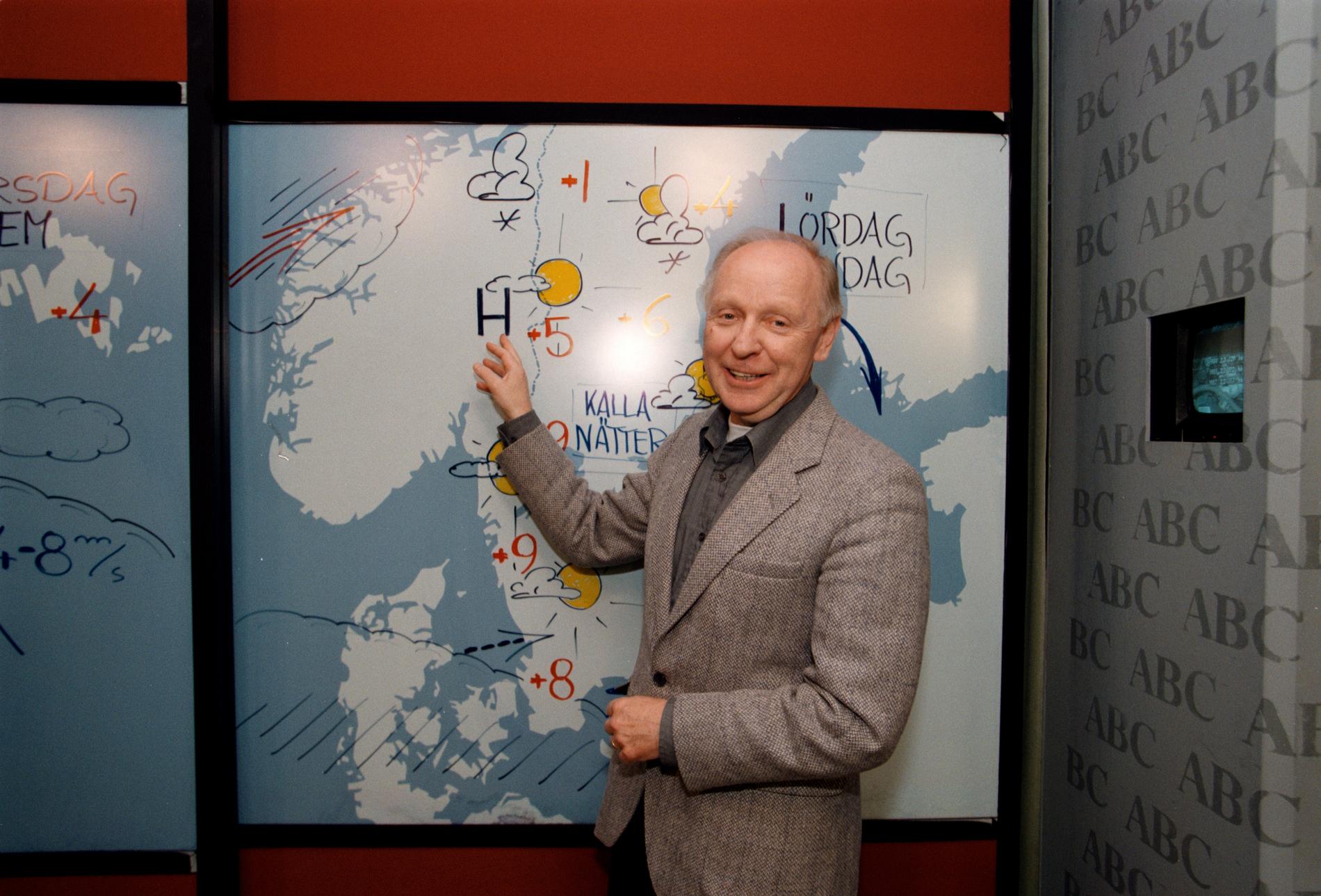 John Pohlman framför sin väderkarta.