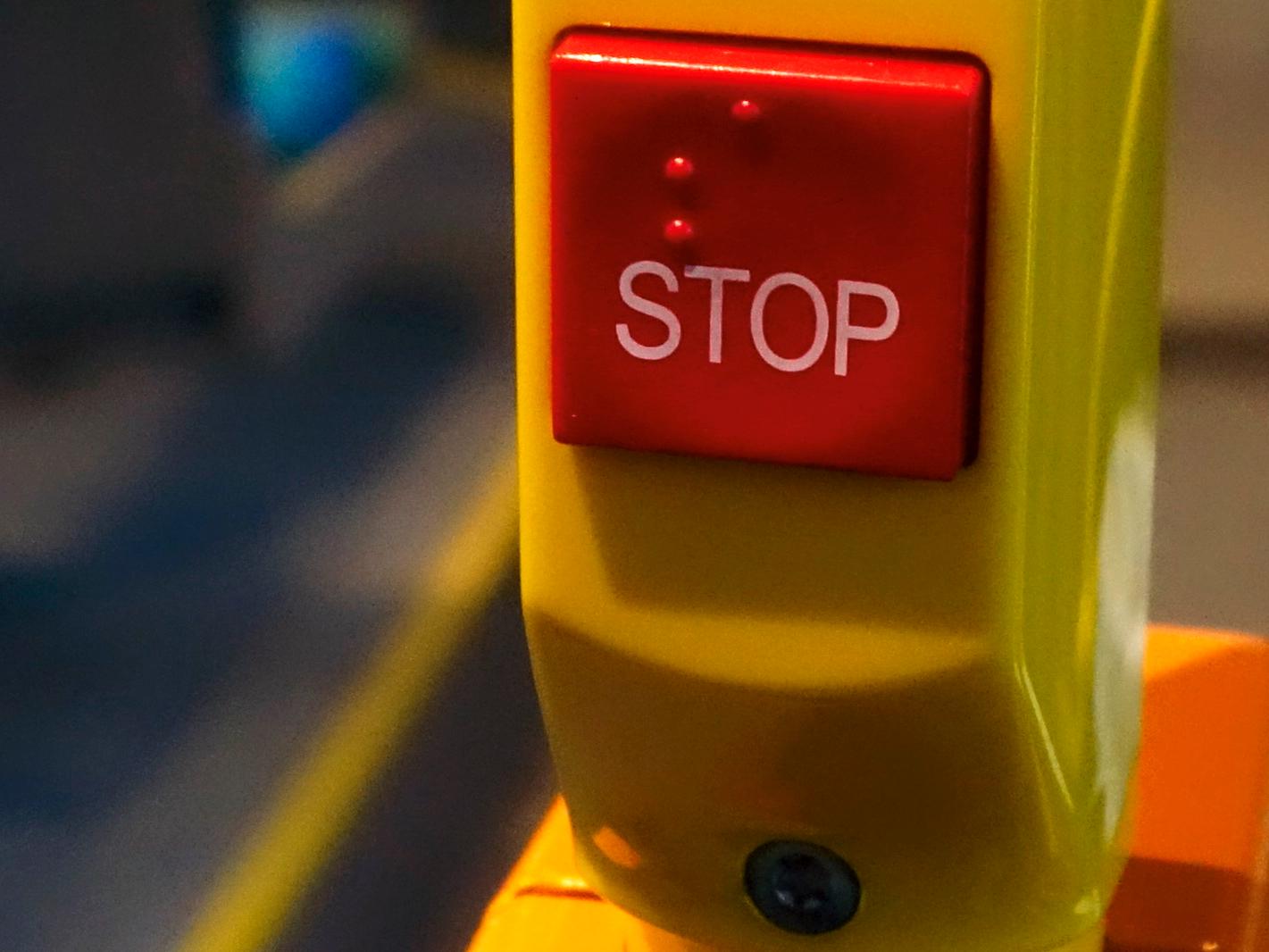 Röd stopp-knapp på buss