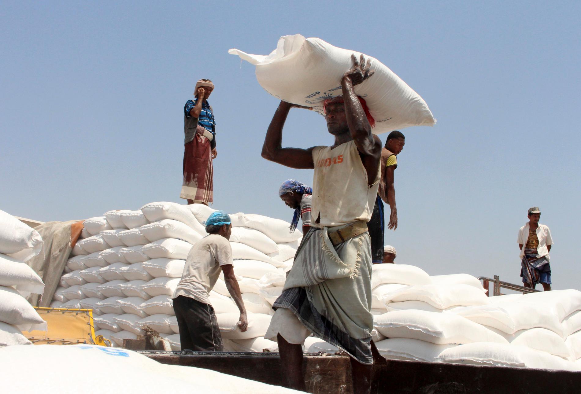 Hjälpsändningar från FN:s livsmedelsprogram WFP delas ut i Aslam i provinsen Hajjah i nordvästra Jemen i september i fjol. Arkivbild.
