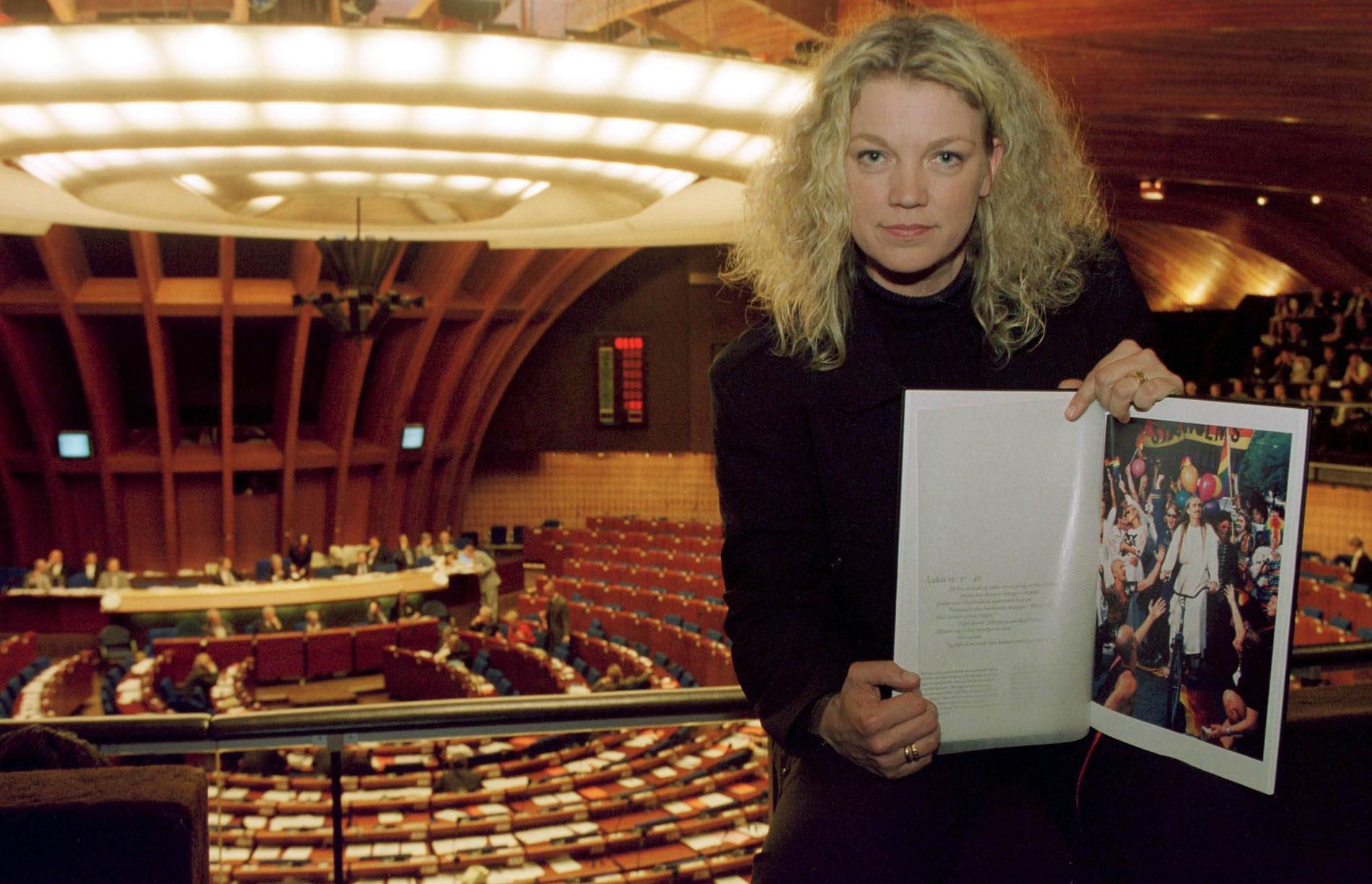 Fotografen Elisabeth Ohlson på plats i EU-parlamentet 1999 då hennes "Ecce homo"-utställning stoppades från att visas i Strasbourg. Arkivbild.