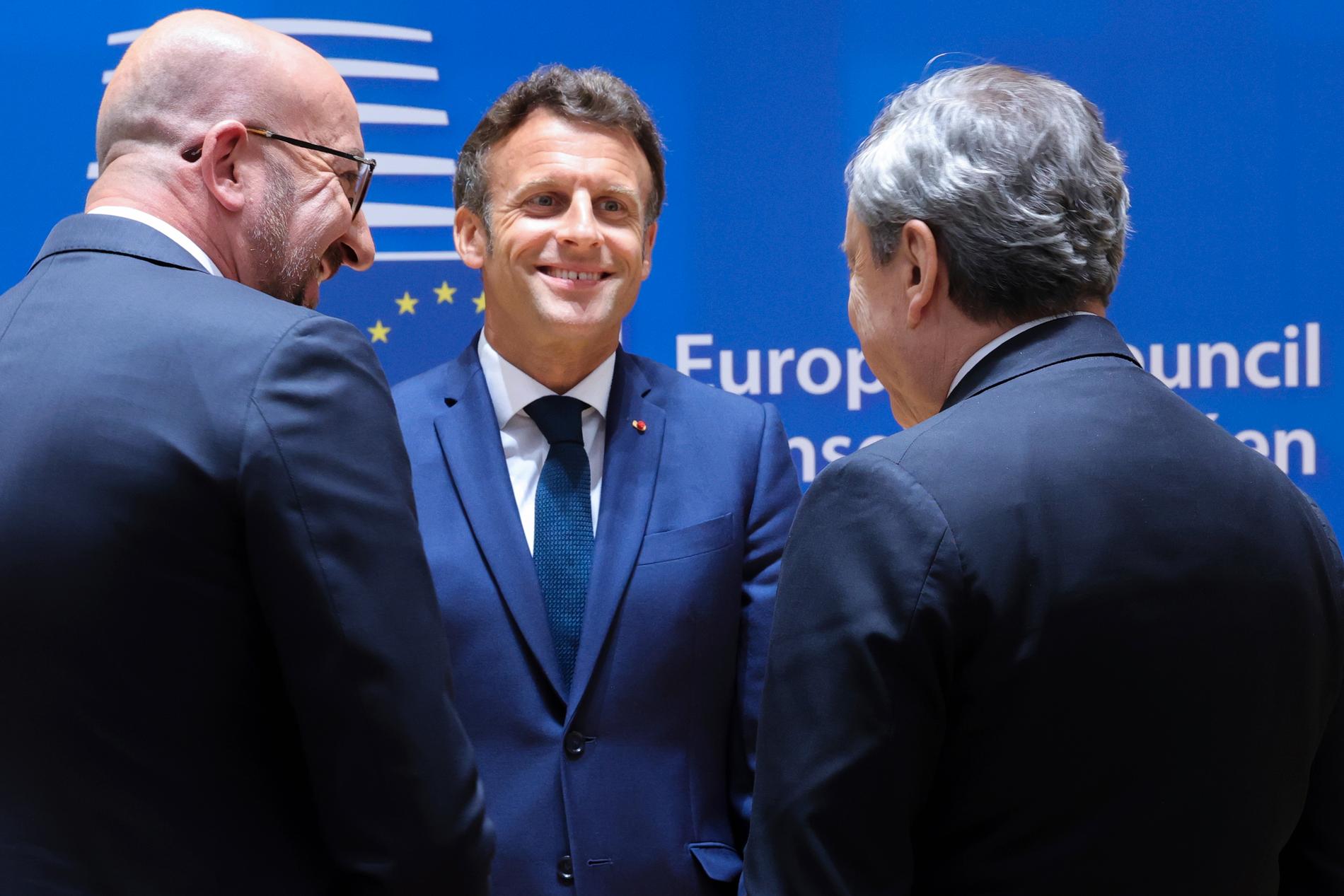 Frankrikes president Emmanuel Macron (mitten) tillsammans med rådsordförande Charles Michel (vänster) och Italiens premiärminister Mario Draghi under måndagens EU-toppmöte i Bryssel.