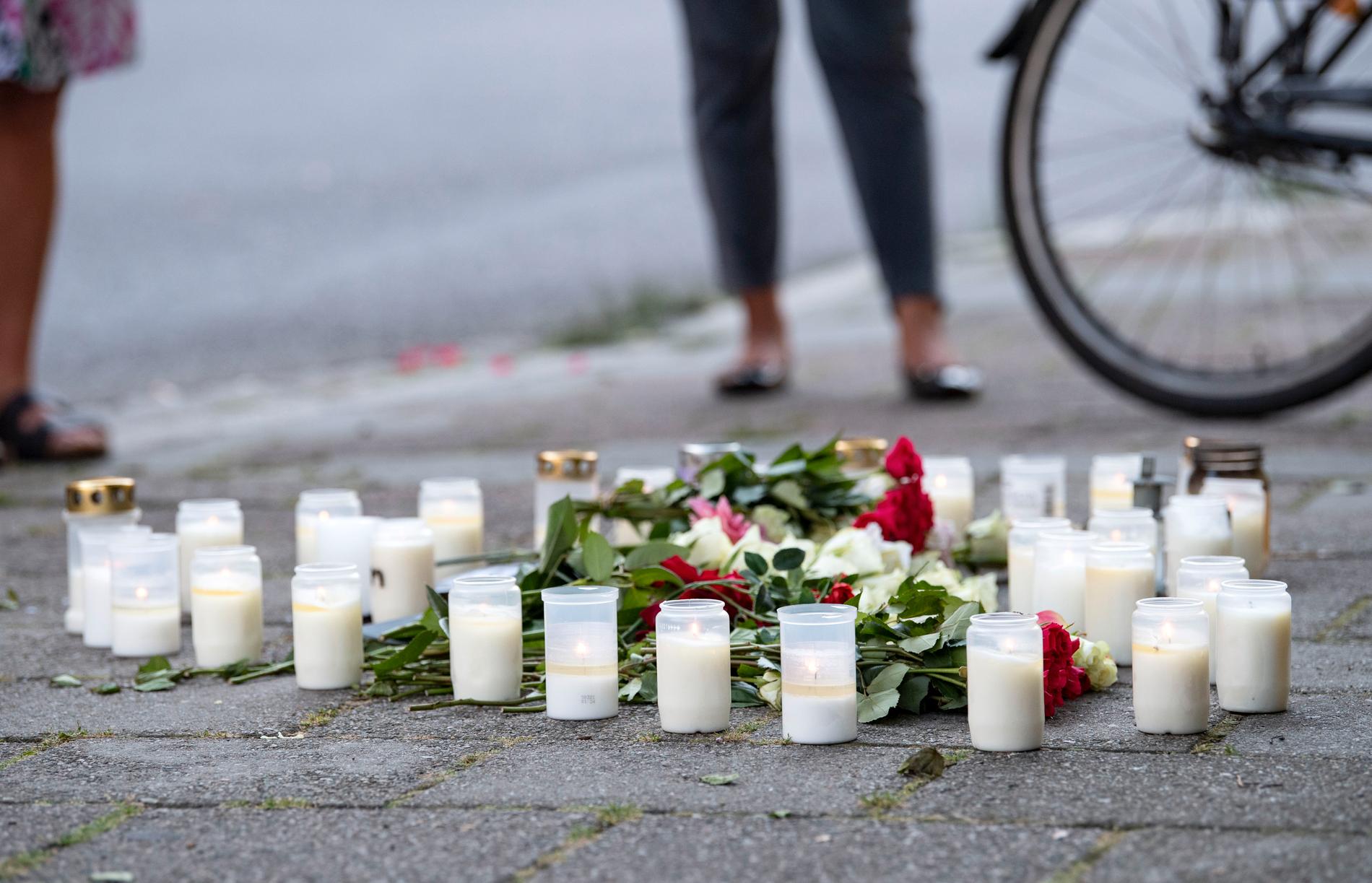 Blommor och ljus på Sergels väg i stadsdelen Ribersborg i Malmö där en kvinna i 30-årsåldern sköts till döds den 26 augusti. Arkivbild.