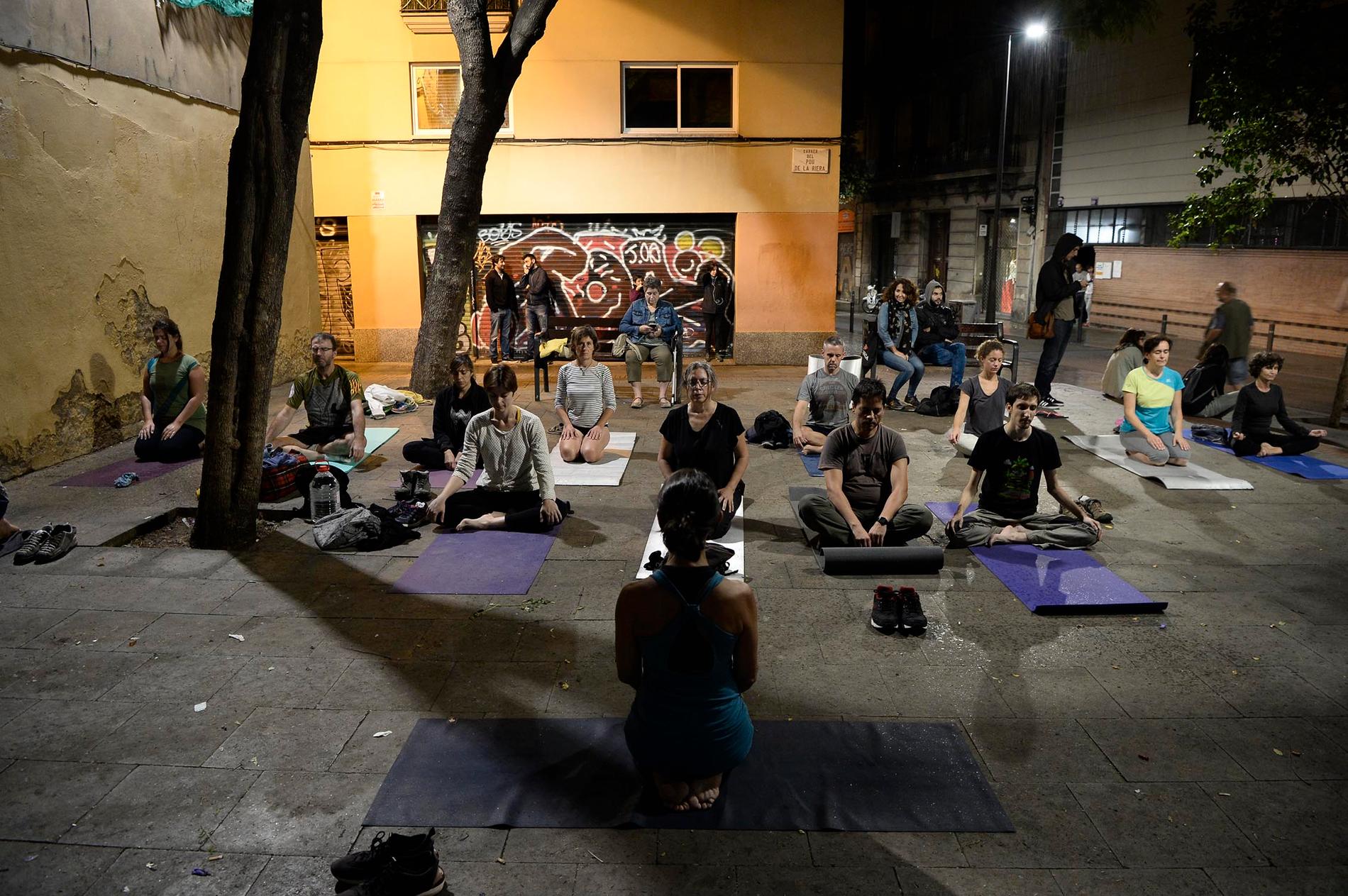 Katalaner laddar upp inför valet med lite yoga.