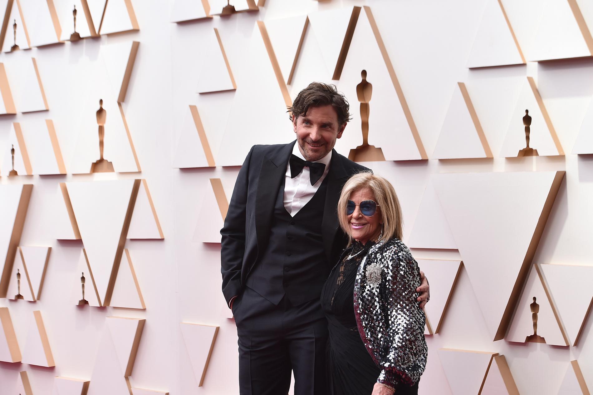 Bradley Cooper med sin mamma Gloria Campano på Golden Globes.  