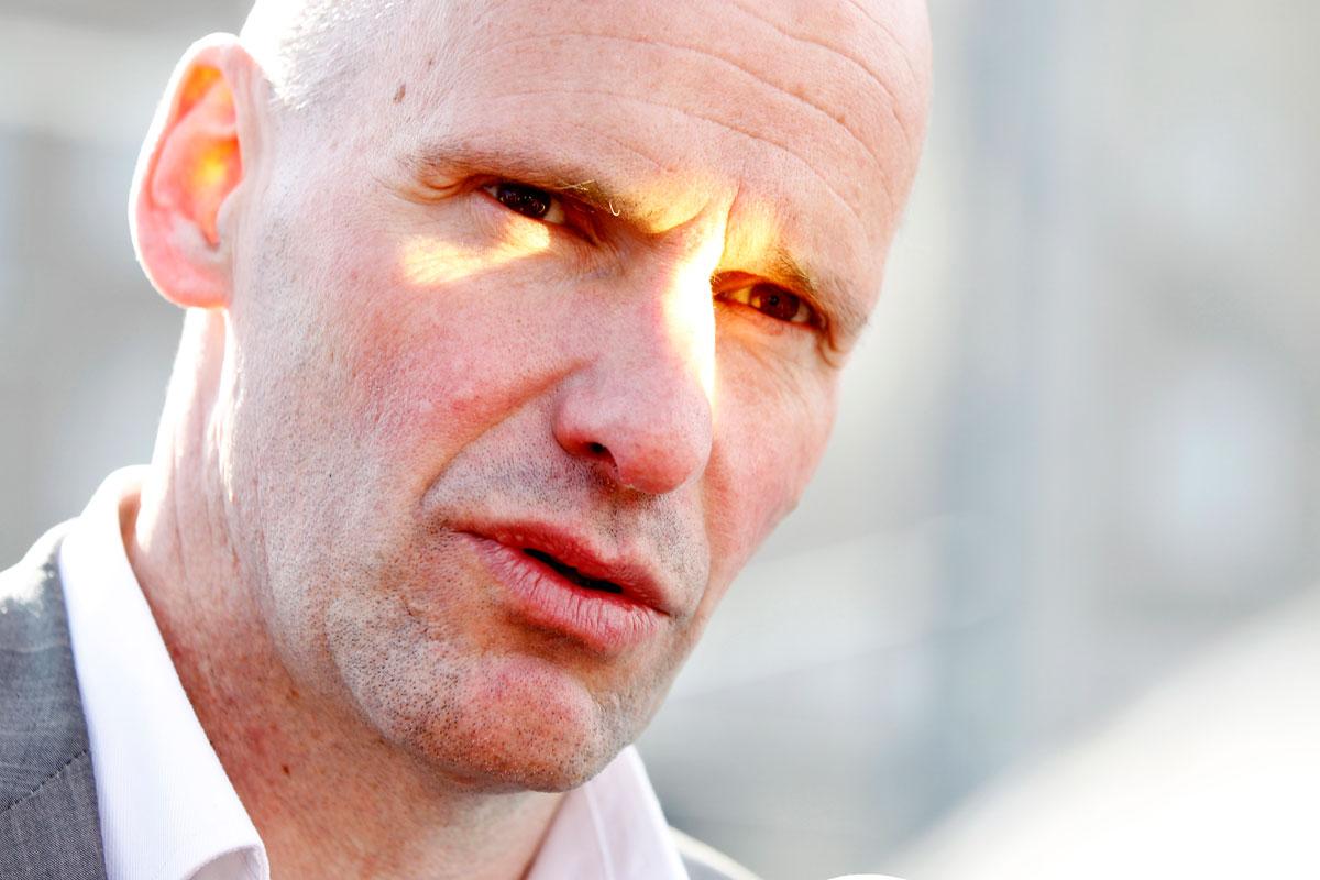 Breivik ville ha Geir Lippestad som advokat. Efter mycket tvekan accepterade Lippestad. ”Min fru  jobbar inom vården och sa till mig: om en massmördare hade kommit till vårt sjukhus med skottskador så hade kirurgerna opererat honom och sjuksystrarna vårdat honom. Är inte du med en del av rättssystemet?”