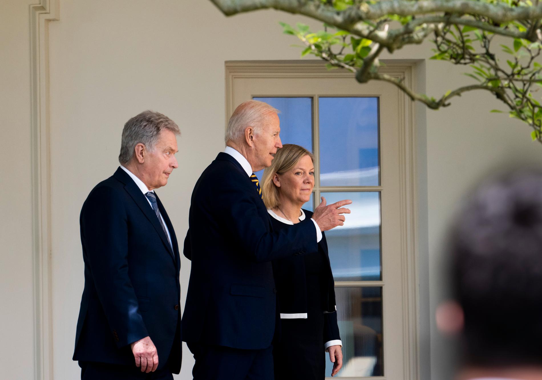 Sveriges statsminister Magdalena Andersson (S) och Finlands president Sauli Niinistö vid mötet med USA:s president Joe Biden i Vita Huset i veckan.