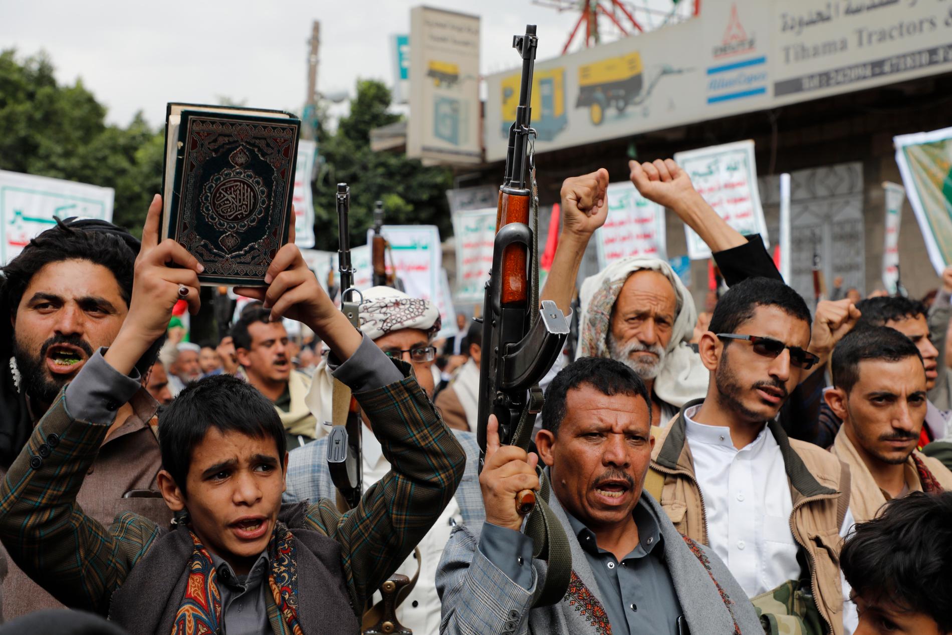 Demonstration i Jemens huvudstad Sanaa i protest mot koranbränningar i Sverige och den israeliska militäroperationen i Jenin.