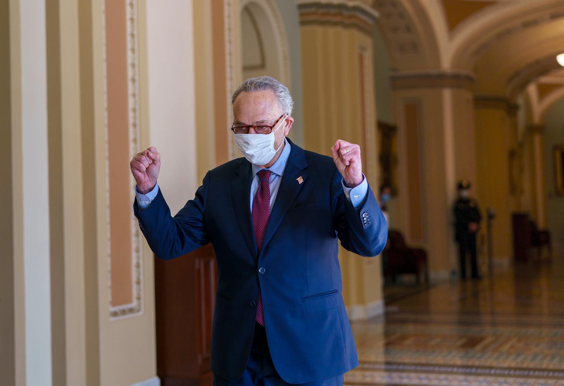 Senatens demokratiske majoritetsledare Chuck Schumer, kort efter att virushjälppaketet fick tumme upp i hans kammare.